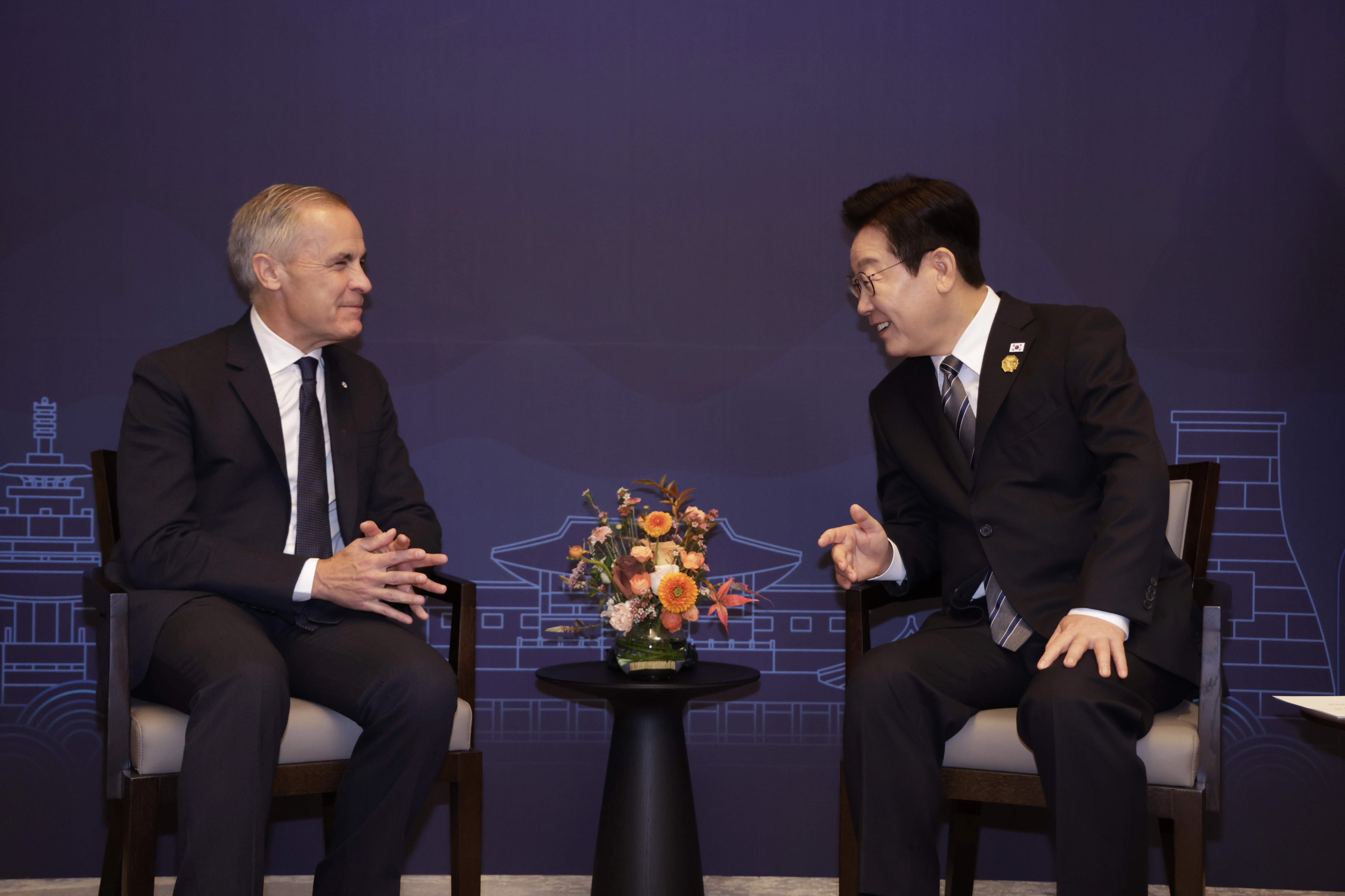 이재명 대통령과 마크 카니 캐나다 총리가 30일 경북 경주의 한 호텔에서 정상회담을 하고 있다. 2025.10.30 [대통령실통신사진기자단] 