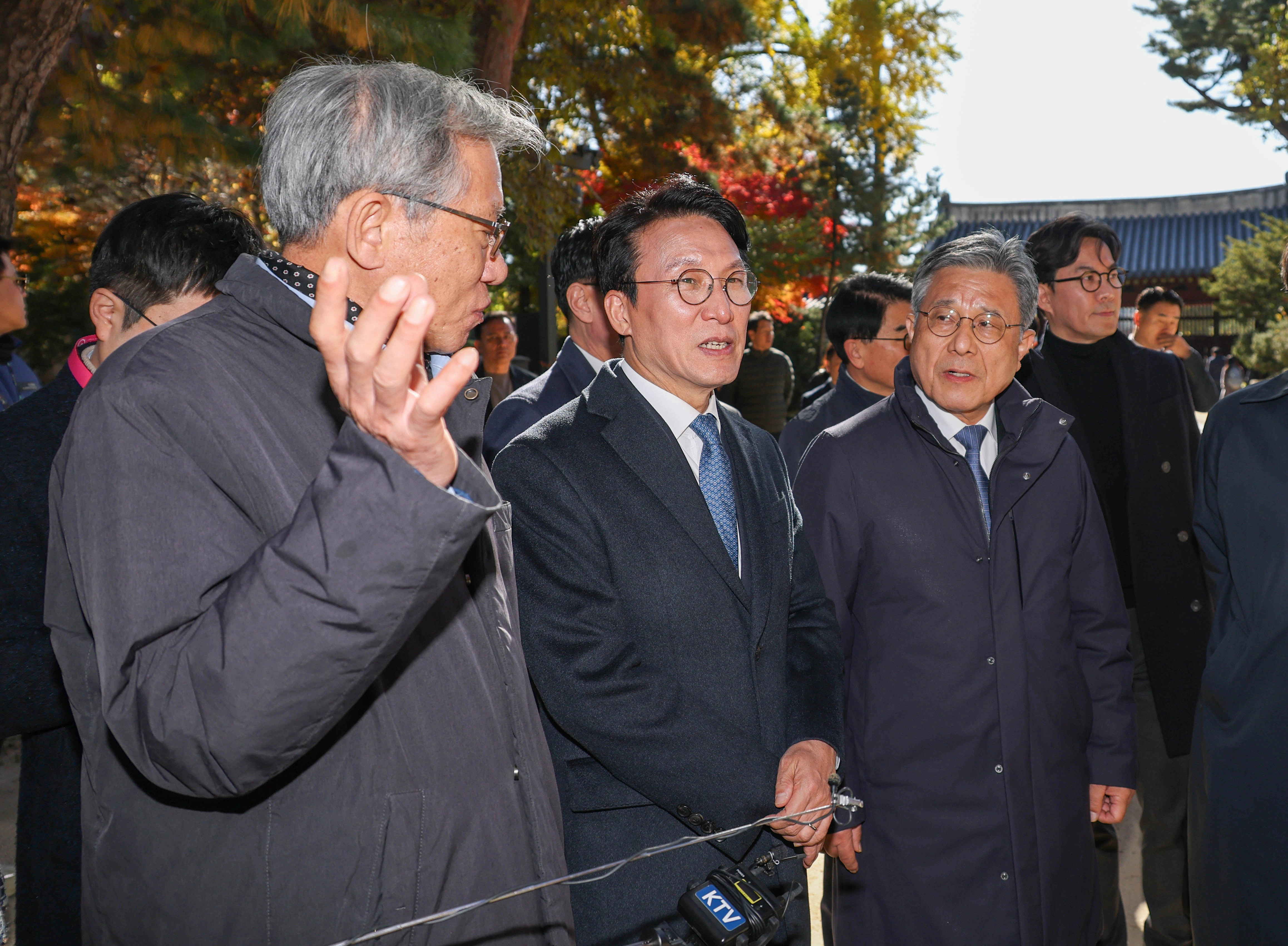 '고층건물 허용' 종묘 찾은 김민석 총리 (서울=연합뉴스) 신준희 기자 = 김민석 국무총리(가운데)가 10일 서울시의 종묘 앞 고층건물 허용과 관련해 허민 국가유산청장(오른쪽), 유홍준 국립중앙박물관장 등과 함께 종로구 종묘를 방문, 외부 조망을 점검하고 있다. 2025.11.10