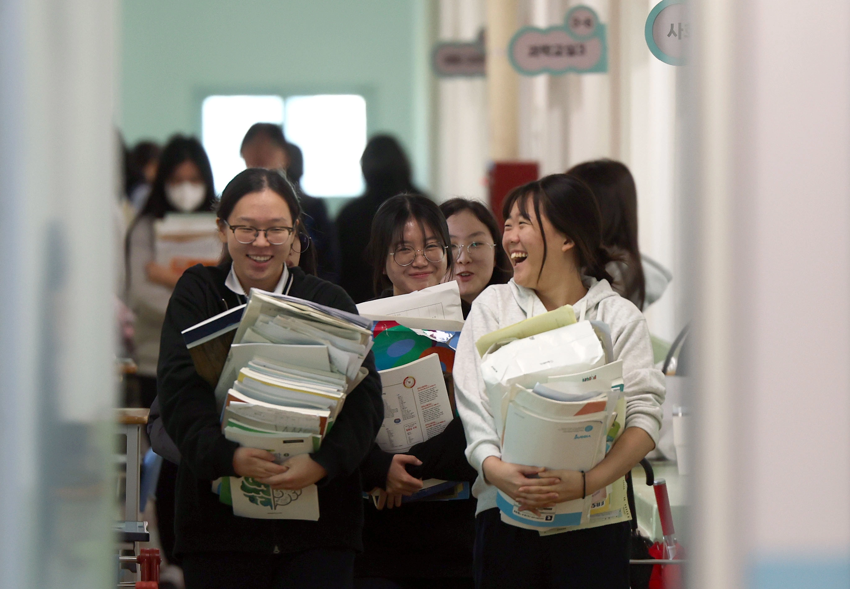 2026학년도 대학수학능력시험(수능)이 3일 앞으로 다가온 10일 경남 창원시 마산합포구 성지여자고등학교에서 고3 수험생이 그동안 푼 참고서 등을 버리는 책거리를 위해 책을 들고 이동하고 있다. 