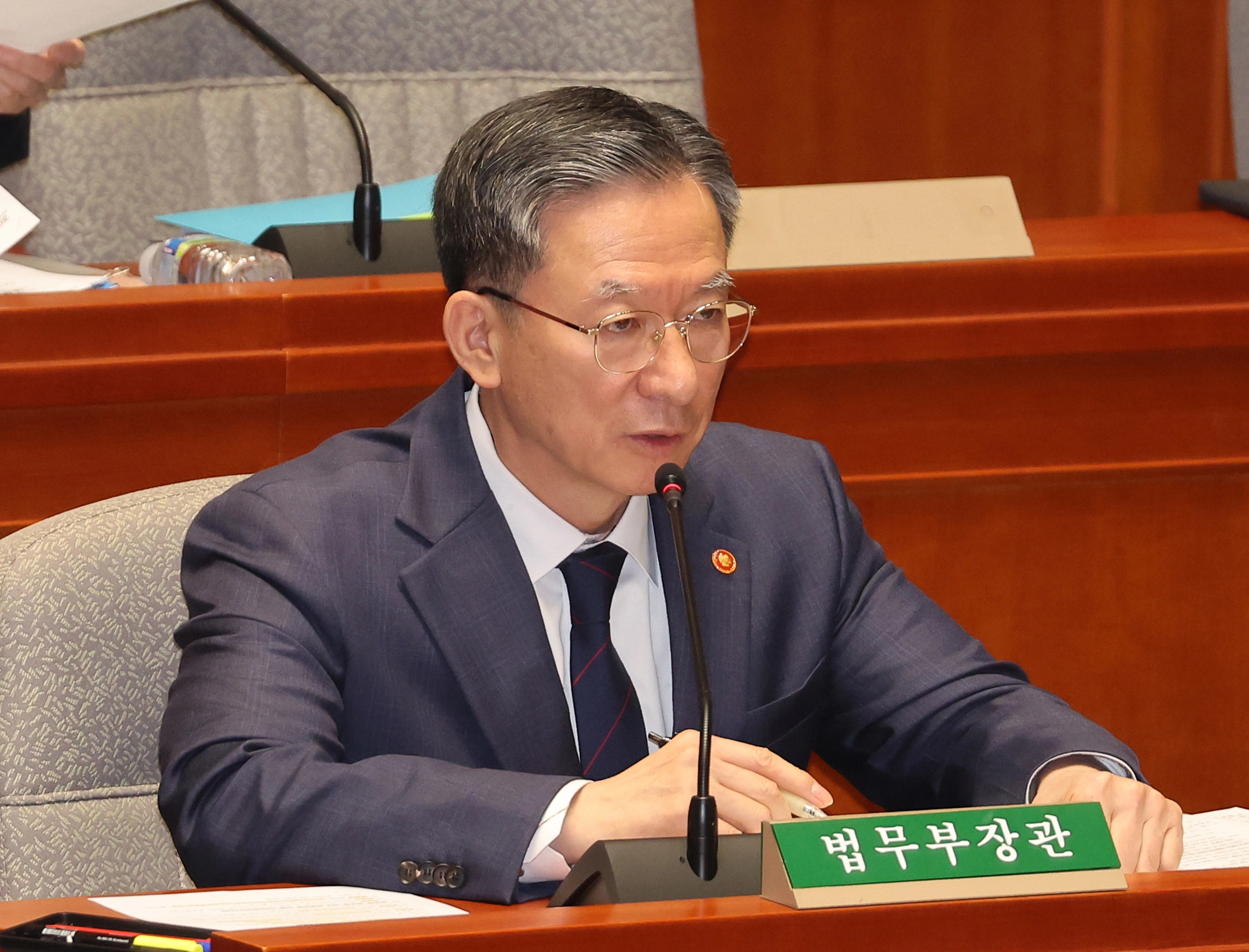 정성호 법무부 장관이 12일 국회에서 열린 예산결산특별위원회 전체회의에 출석해 대장동 사건 항소 포기 관련 질의에 답하고 있다. 2025.11.12 