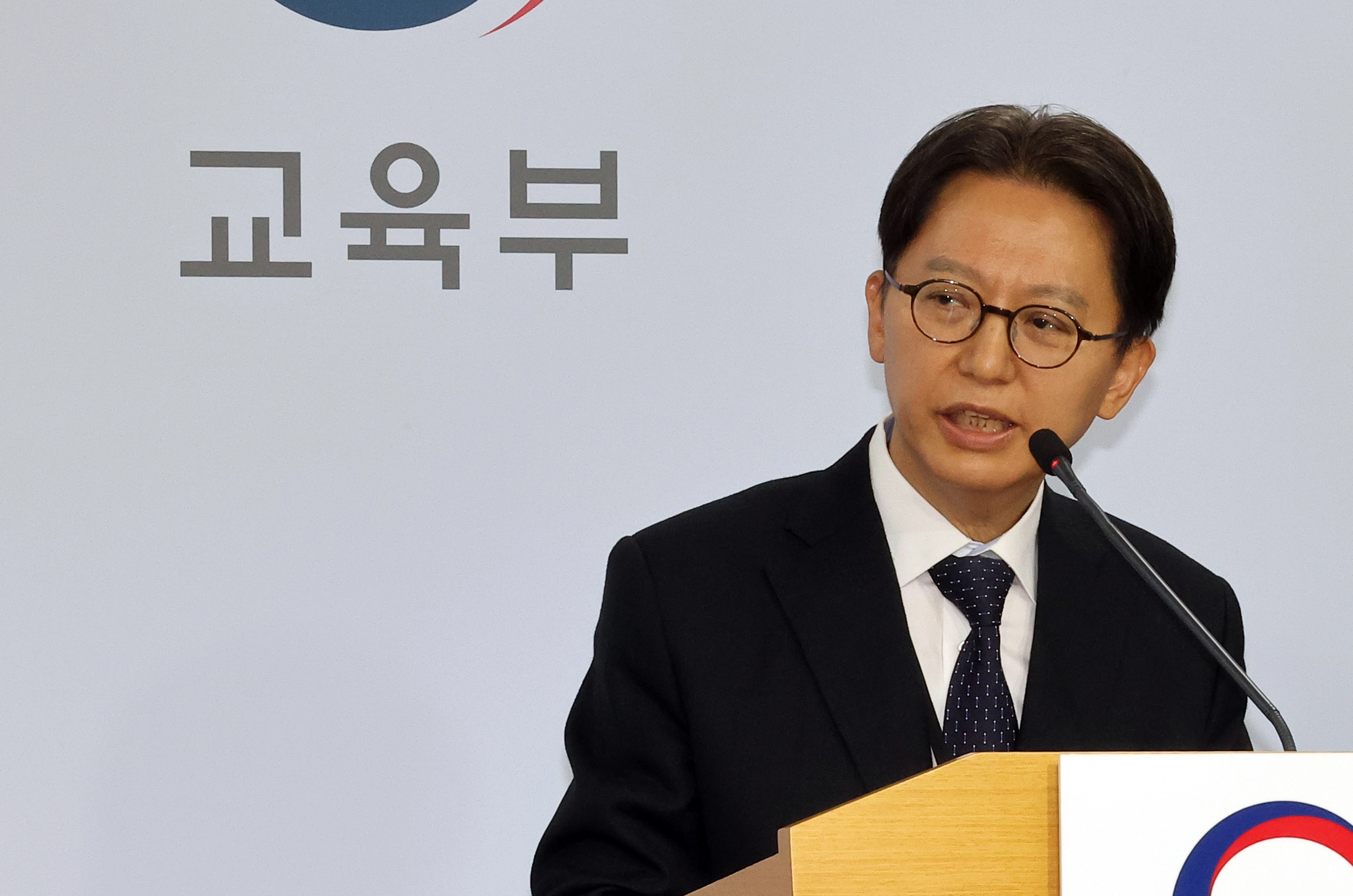 김창원 수능 출제위원장이 13일 정부세종청사 교육부 브리핑실에서 2026학년도 대학수학능력시험 출제방향에 관해 설명하고 있다. 2025.11.13 