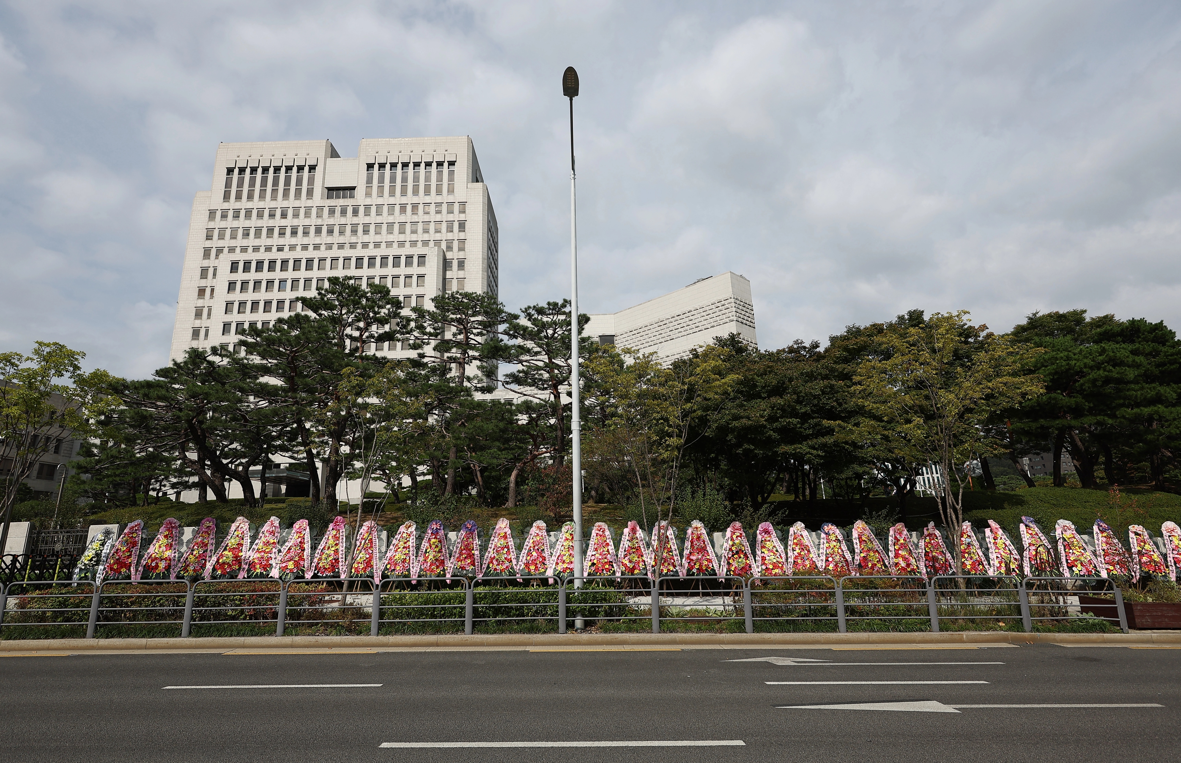 불어민주당 사법개혁특별위원회가 20일 현행 14명인 대법관을 26명으로 증원하는 사법개혁안을 발표했다. 이날 서울 서초구 대법원 앞에 화환이 놓여 있다. 2025.10.20 