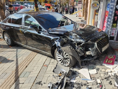 인도로 돌진한 차량 [인천소방본부 제공.