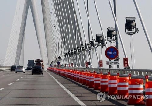 인천대교 갓길에 설치된 드럼통 [연합뉴스 