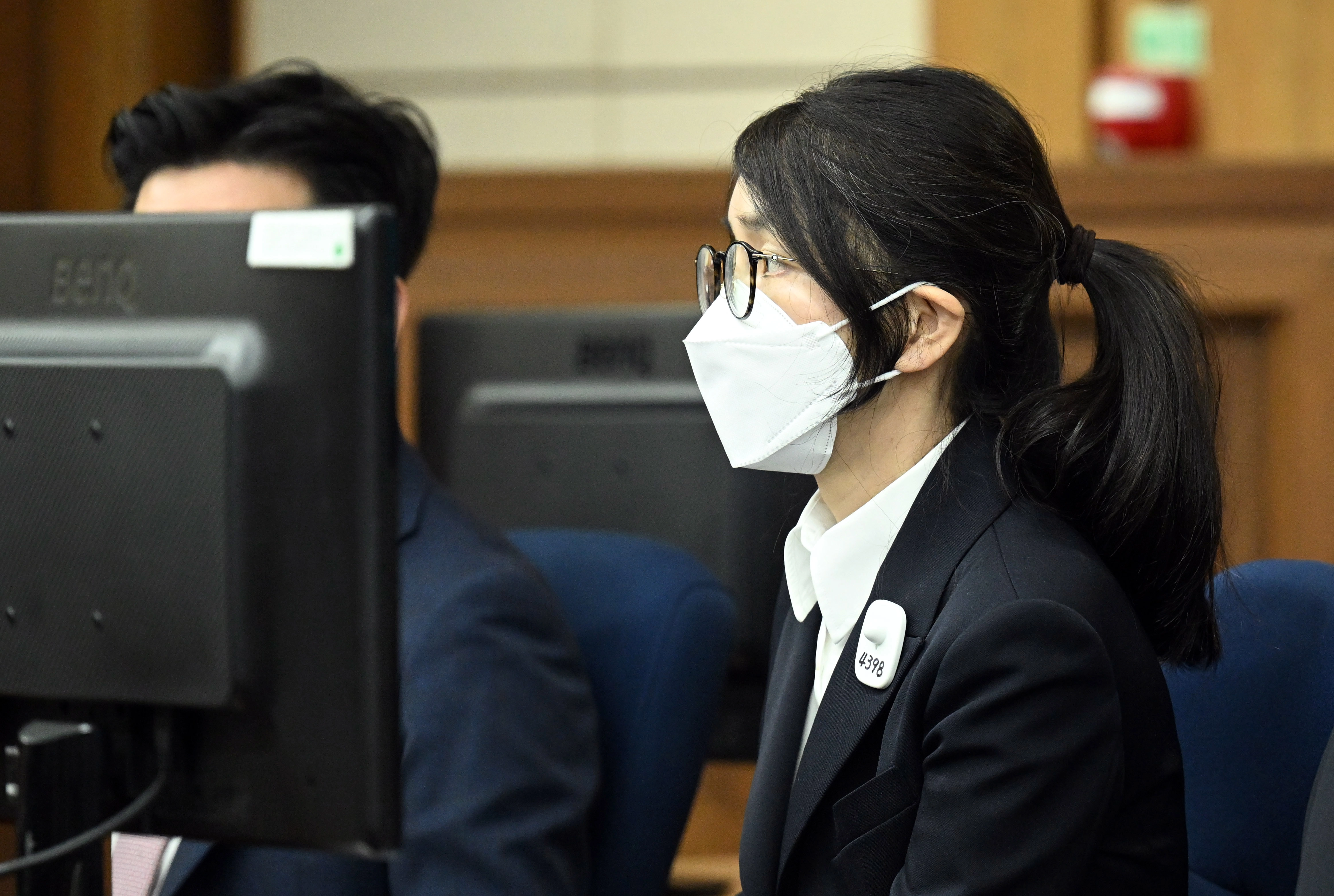  도이치모터스 주가조작 혐의와 통일교 금품수수 의혹 등으로 구속기소 된 김건희 여사가 24일 서울 서초구 서울중앙지법에서 열린 첫 재판에 출석해있다. 2025.9.24 