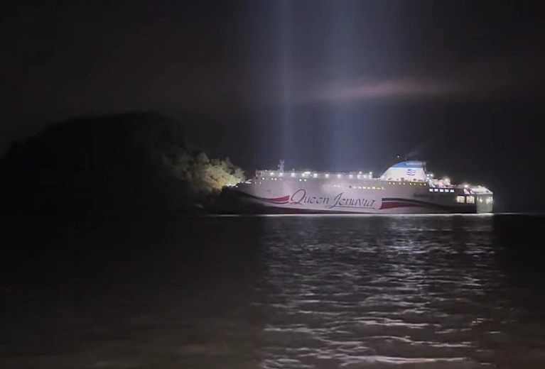  19일 오후 8시 17분께 전남 신안군 장산도 남방 족도에 여객선 퀸제누비아2호가 좌초돼 해경이 구조 작업을 벌이고 있다. 2025.11.19 [목포해경 제공. 