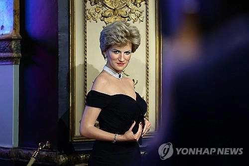 프랑스 파리 그레뱅 박물관이 20일 공개한 다이애나비 밀랍 인형