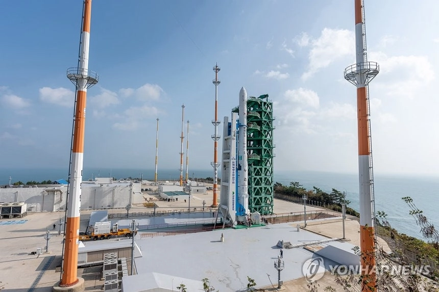 한국형발사체 누리호가 25일 전남 고흥 나로우주센터에서 4차 발사를 위한 기립작업이 진행되고 있다./사진=연합뉴스