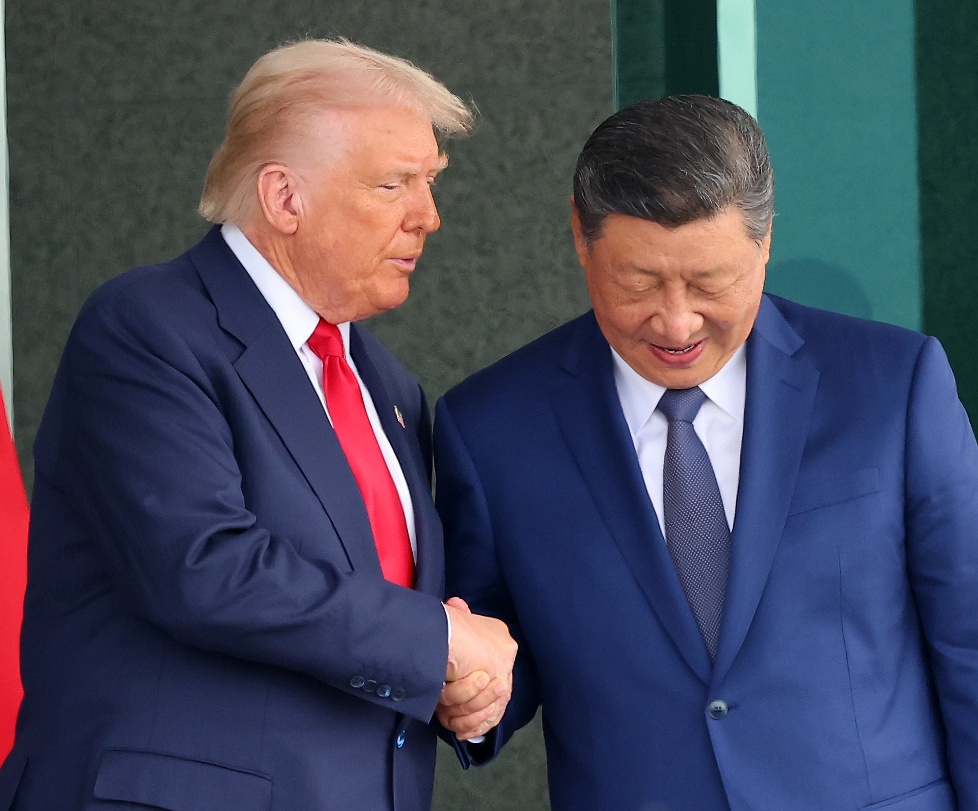  도널드 트럼프 미국 대통령과 시진핑 중국 국가주석이 10월 30일 부산 김해공군기지 의전실 나래마루에서 미중 정상회담을 마친 뒤 회담장을 나서며 악수하고 있다. 2025.10.30 