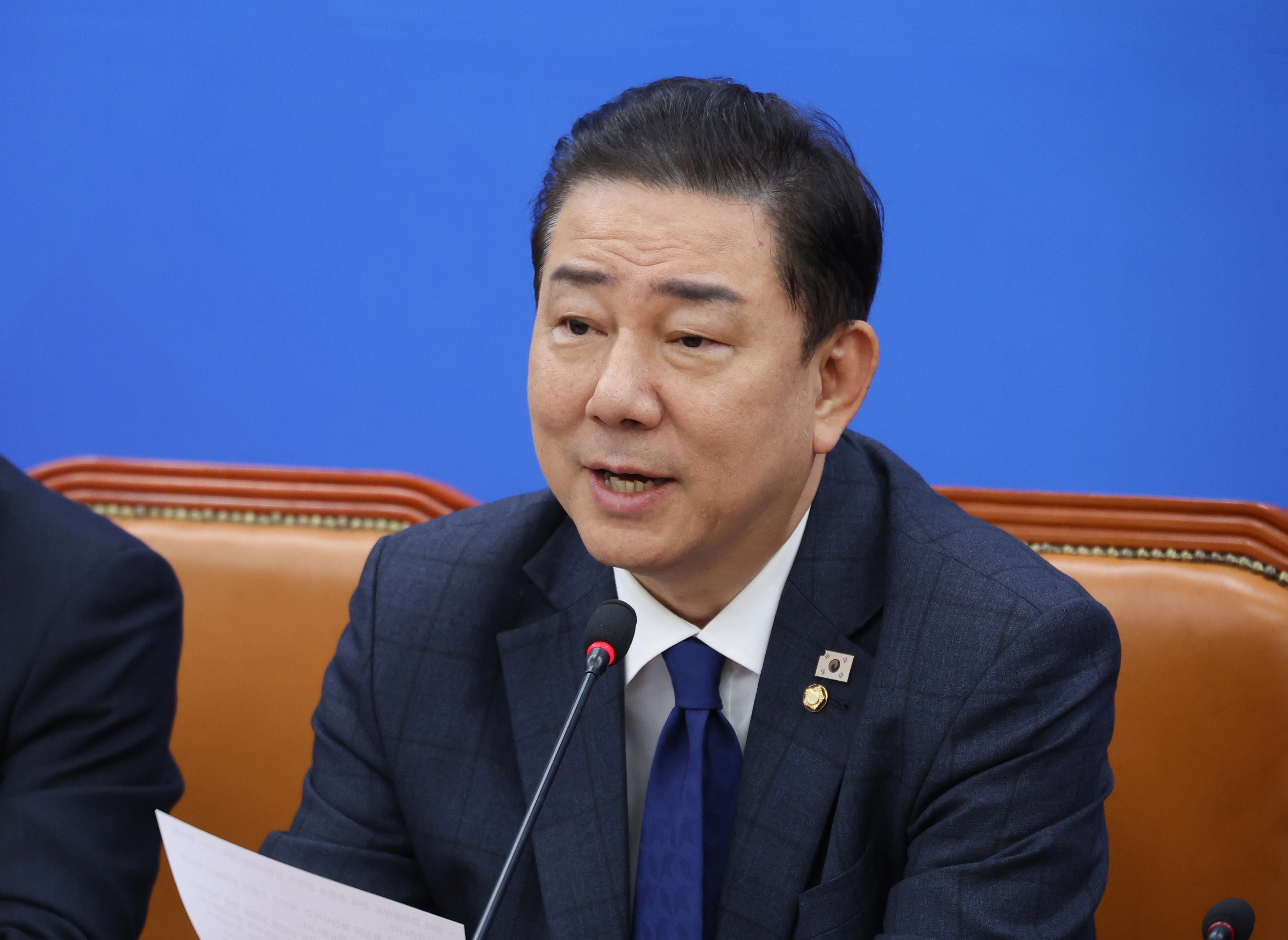 더불어민주당 김병기 원내대표가 25일 서울 여의도 국회에서 열린 원내대책회의에서 발언하고 있다. 2025.11.25