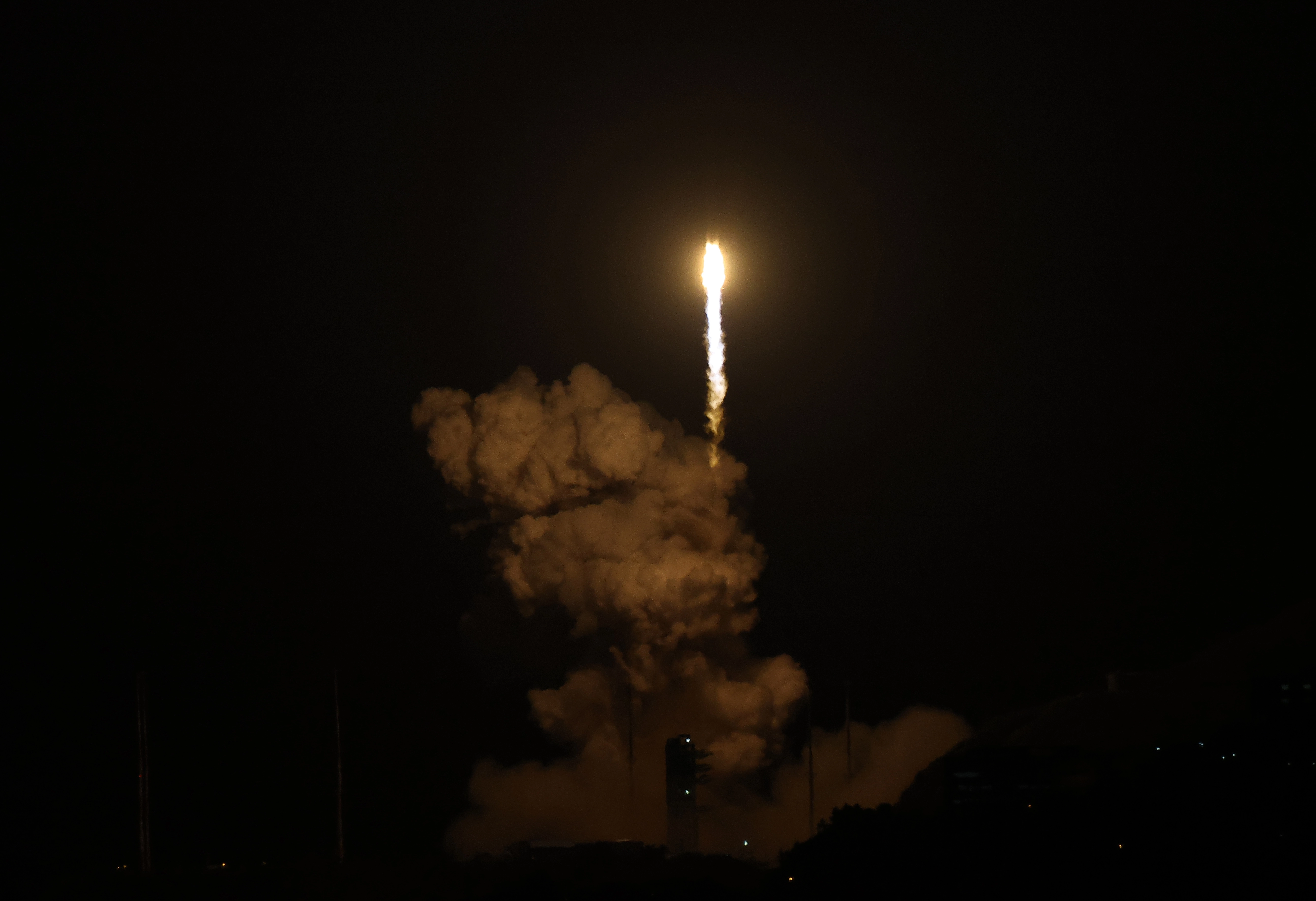 한국형발사체 누리호가 27일 새벽 전남 고흥군 나로우주센터에서 발사되고 있다./연합뉴스