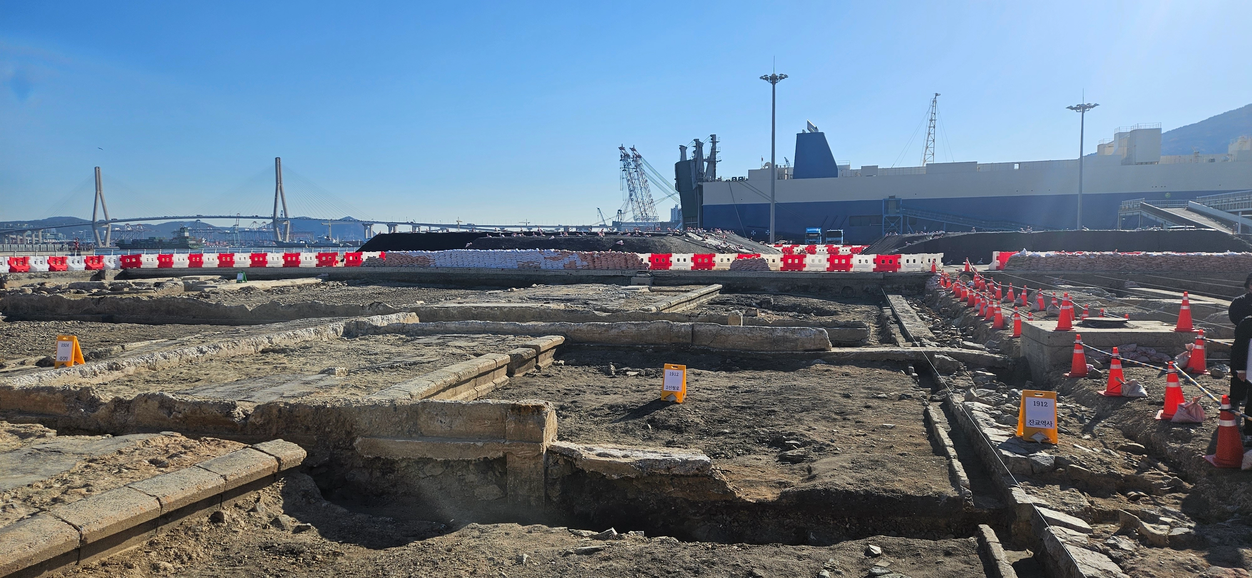 부산항 북항 1부두 땅속서 발견된 100여년 전 철도시설 흔적 [부산시 제공]