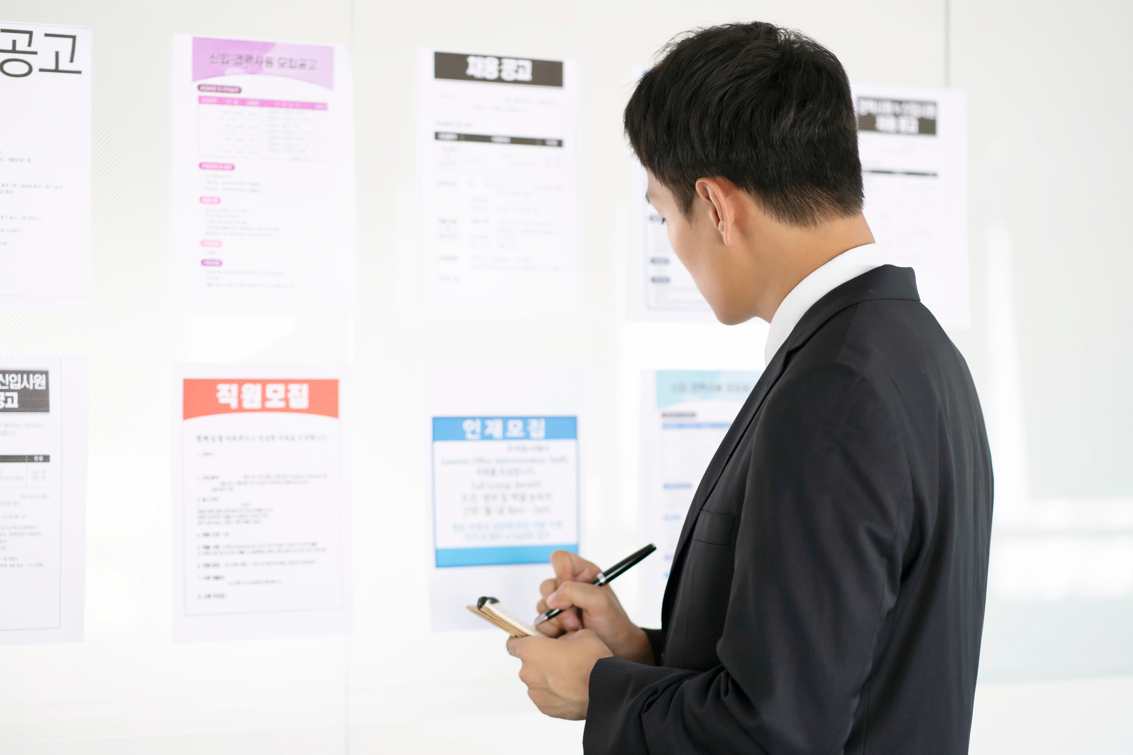 취업자 증가 폭이 20만명대 초반으로 두달째 20만명 안팎에 머물렀다.