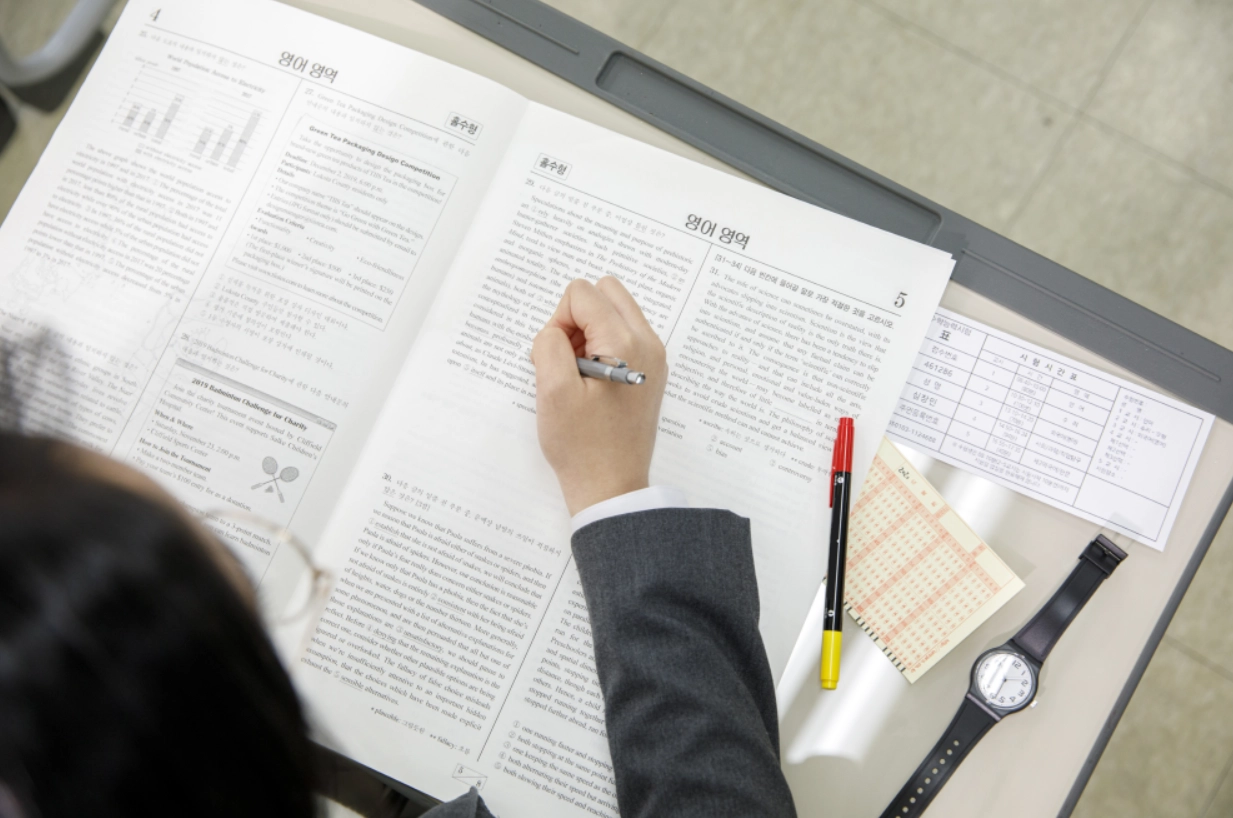 서울시교육청은 내신과 대학수학능력시험(수능)을 모두 절대평가로 바꾸고 수시와 정시를 통합하는 대입제도 개선안을 10일 제안했다.