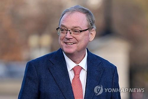 2025년 12월 4일 폭스뉴스 인터뷰를 마친 후 백악관 서관 쪽으로 걸어가는 케빈 해싯 백악관 경제정책 보좌관 겸 국가경제위원회(NEC) 위원장의 모습.