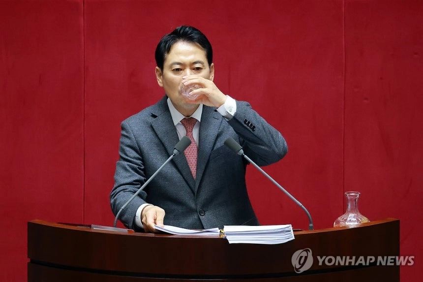 국민의힘 장동혁 대표가 23일 국회에서 열린 12월 임시국회 본회의에서 12·3 윤석열 비상계엄 등에 대한 전담재판부 설치 및 제보자 보호 등에 관한 특별법에 대한 무제한 토론하며 물을 마시고 있다./연합뉴스