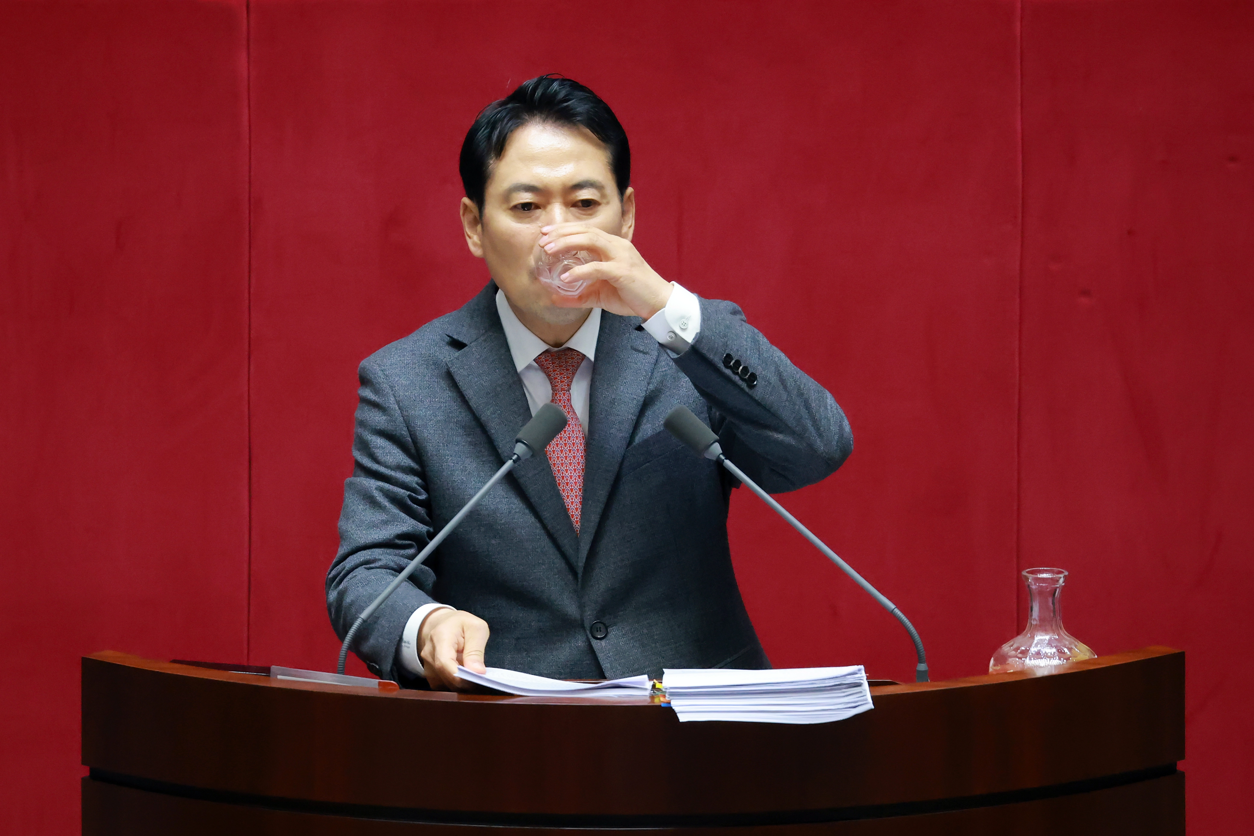 국민의힘 장동혁 대표가 23일 국회에서 열린 12월 임시국회 본회의에서 12·3 윤석열 비상계엄 등에 대한 전담재판부 설치 및 제보자 보호 등에 관한 특별법에 대한 무제한 토론하며 물을 마시고 있다. 2025.12.23