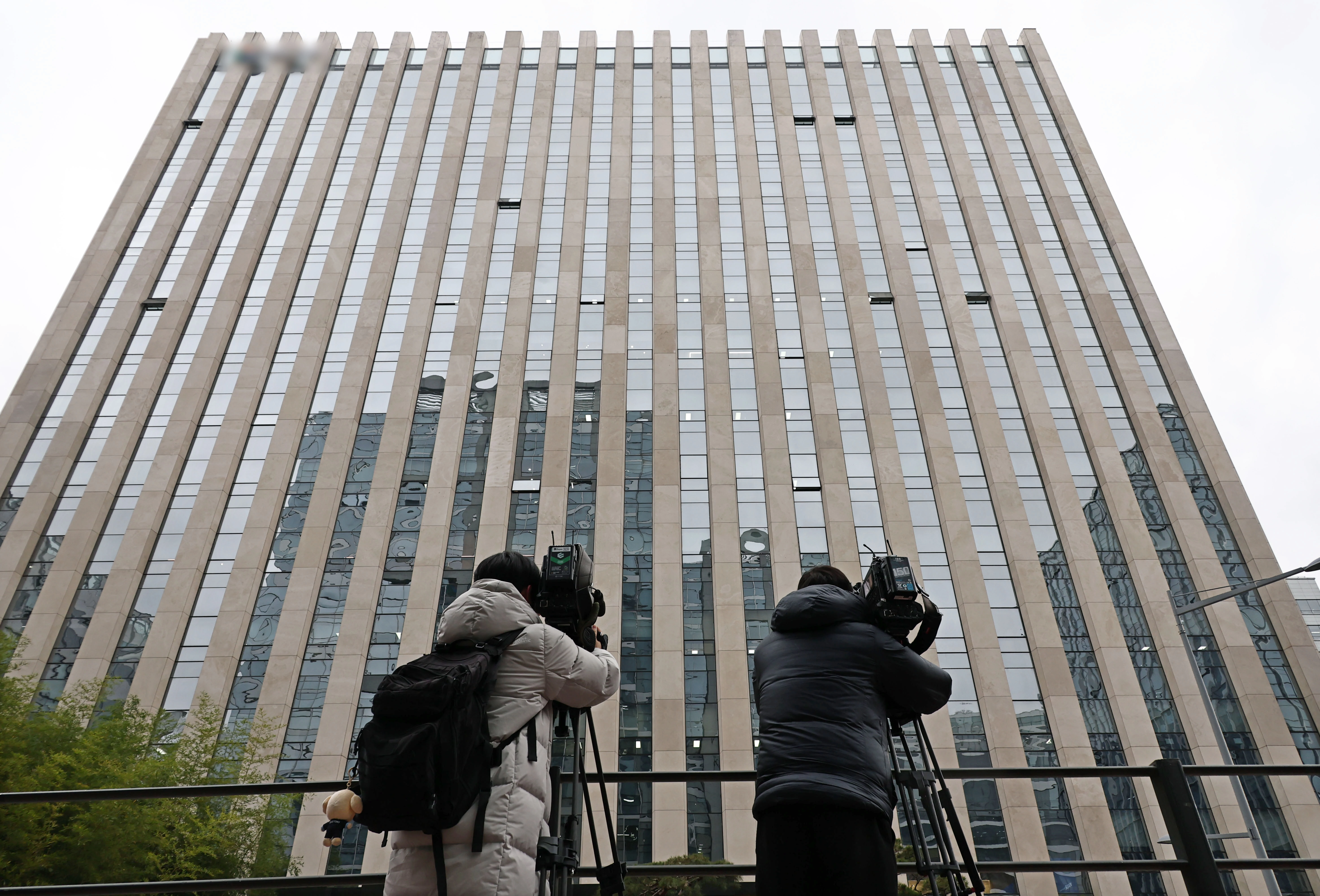  쿠팡 수사 무마·퇴직금 미지급 의혹을 수사하는 안권섭 특별검사팀이 쿠팡에 대한 강제수사에 착수하며 압수수색 중인 23일 서울 송파구 문정동 쿠팡풀필먼트서비스(쿠팡CFS) 입구 모습. 2025.12.23 