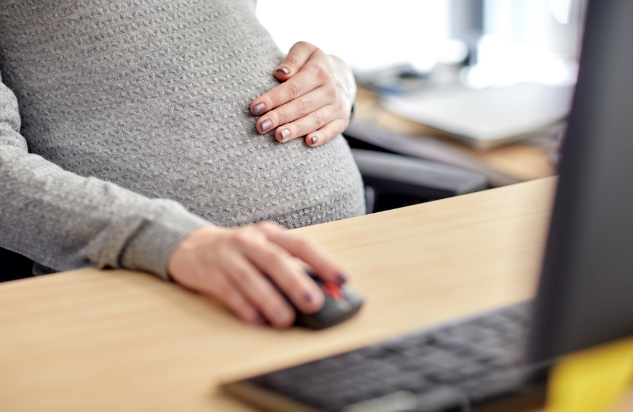 임신부의 약 절반은 임신을 이유로 배려를 받아본 경험이 없다는 설문 결과가 나왔다.