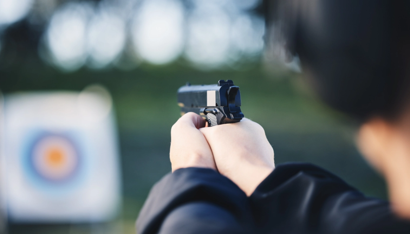 인천 송도의 한 민간 사격장에서 20대 남성이 실탄에 맞아 숨지는 사고가 발생했다. 