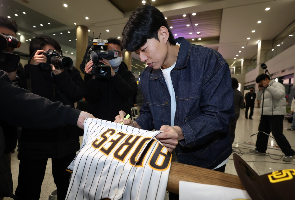  미국프로야구 메이저리그(MLB) 샌디에이고 파드리스와 4년 계약을 맺은 송성문이 23일 인천국제공항에 입국한 뒤 유니폼에 사인을 해주고 있다. 2025.12.23
