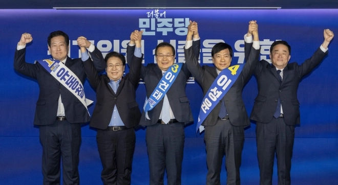 23일 더불어민주당 중앙당사에서 열린 1차 합동토론회에서 최고위원 후보들이 기념촬영을 하고 있다. 왼쪽부터 유동철·문정복·이건태·이성윤·강득구 후보./국회사진기자단