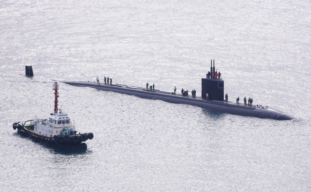 부산 입항하는 미 해군 핵 추진잠수함 그린빌함