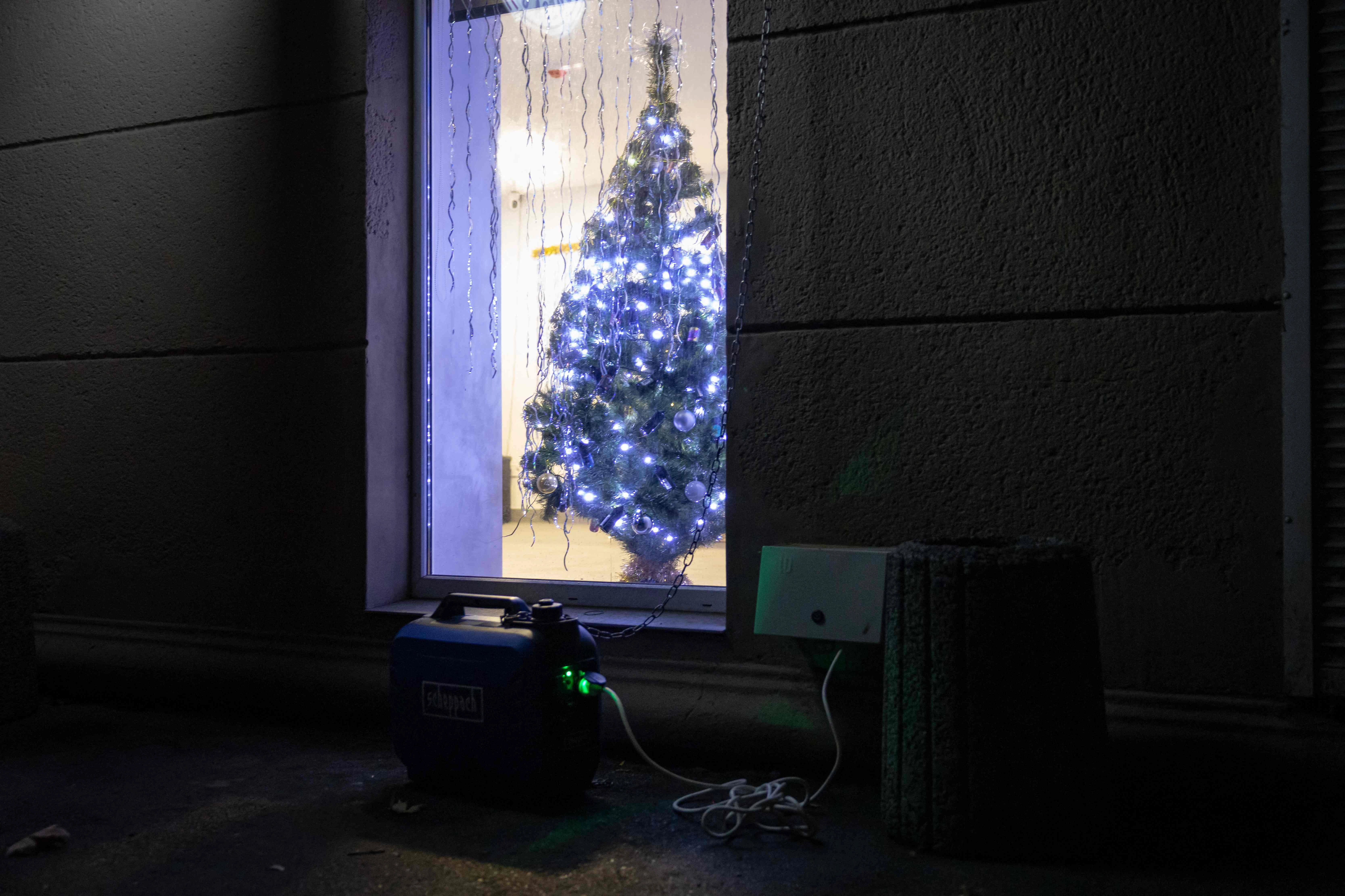 우크라이나 오데사의 한 주택에 설치된 크리스마스 트리와 발전기