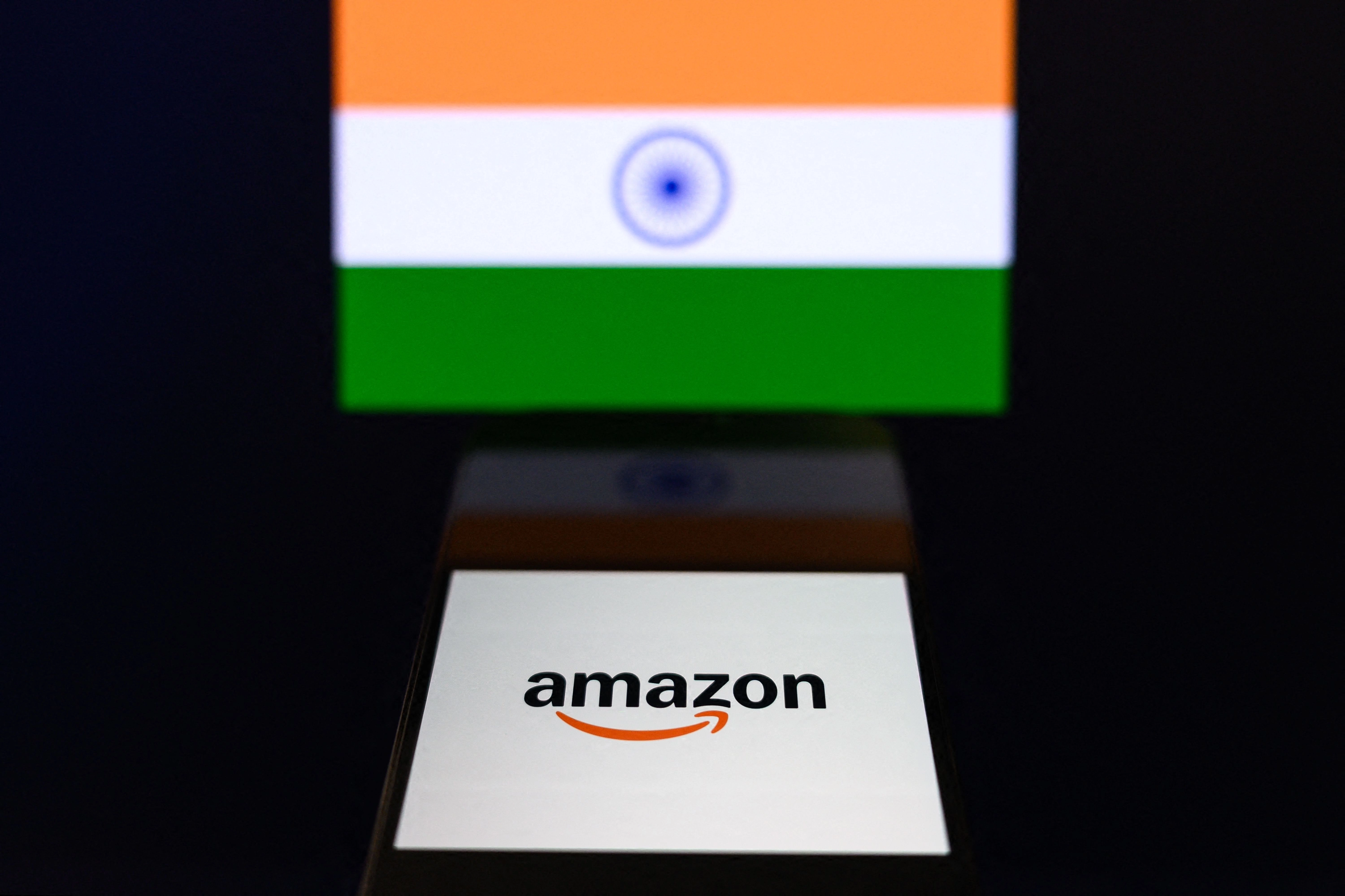 미 경제매체 비즈니스인사이더에 따르면 아마존은 최근 직원들에게 보낸 메모에서 인도에 발이 묶인 직원들이 3월까지 현지에서 원격으로 근무할 수 있도록 허용한다고 통보했다.