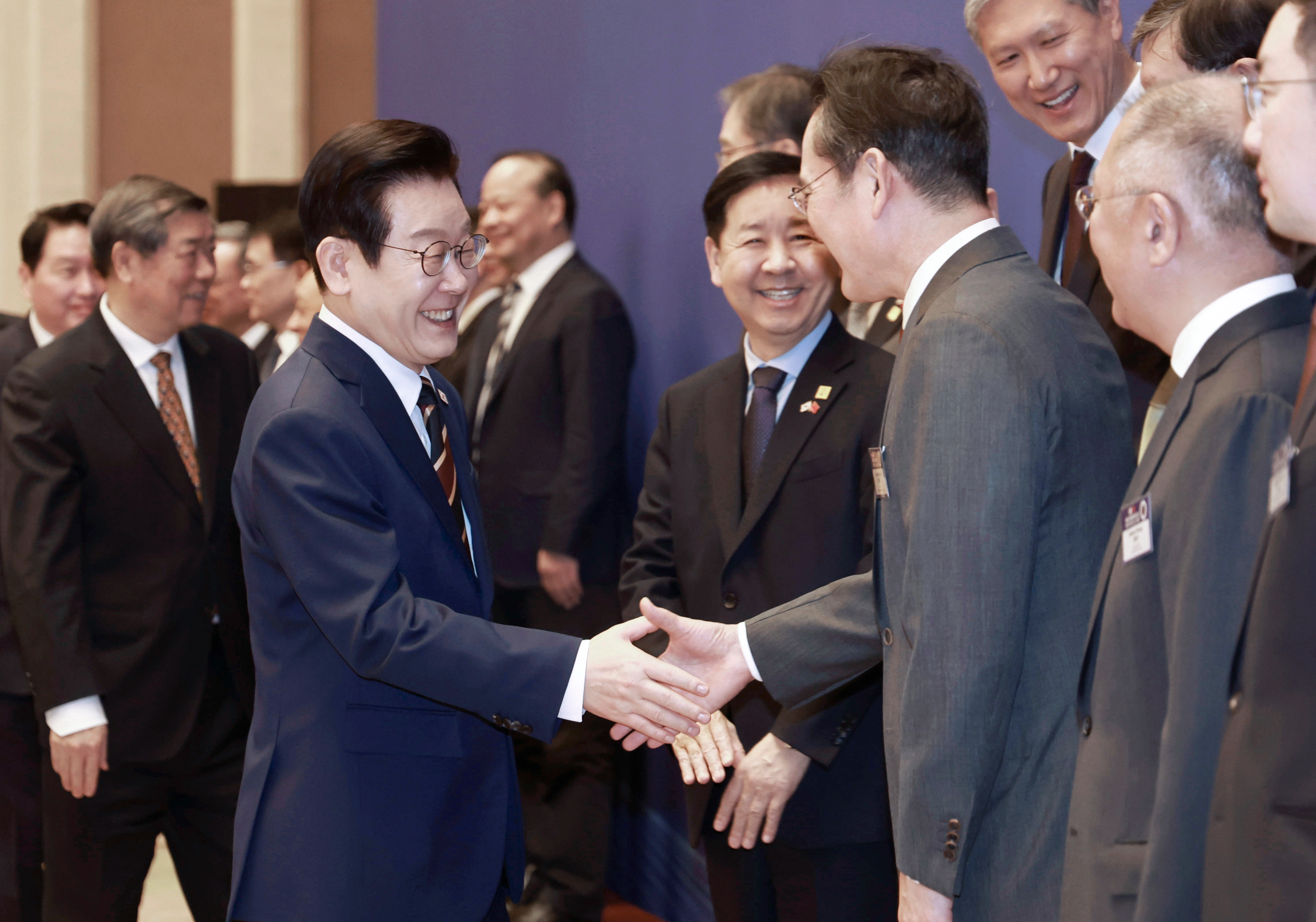 한·중 비즈니스 포럼, 이재용 회장과 인사하는 이재명 대통령