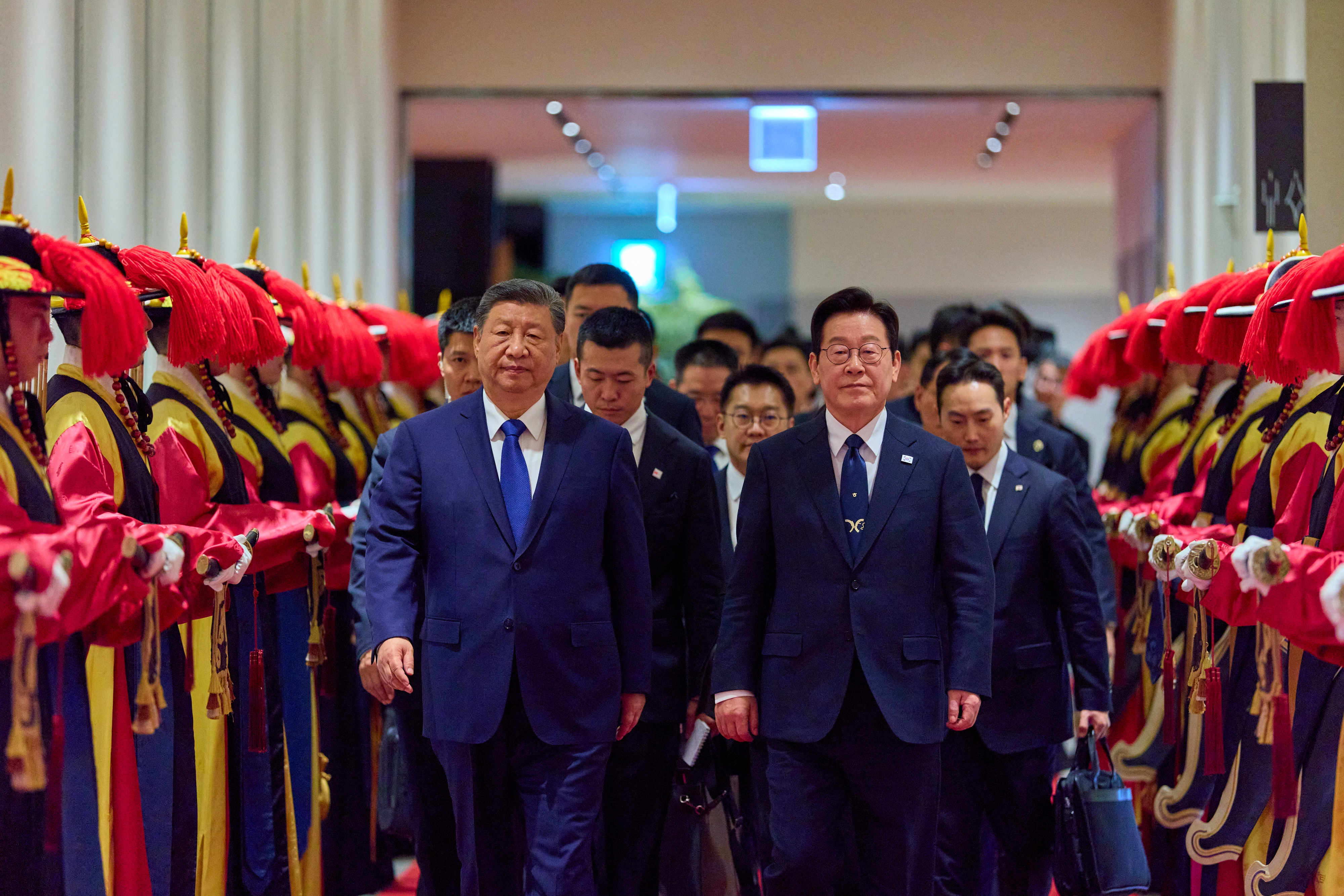  이재명 대통령과 시진핑 중국 국가주석이 1일 경북 경주 소노캄에서 열린 국빈만찬에 입장하고 있다. 2025.11.1 [대통령실 제공