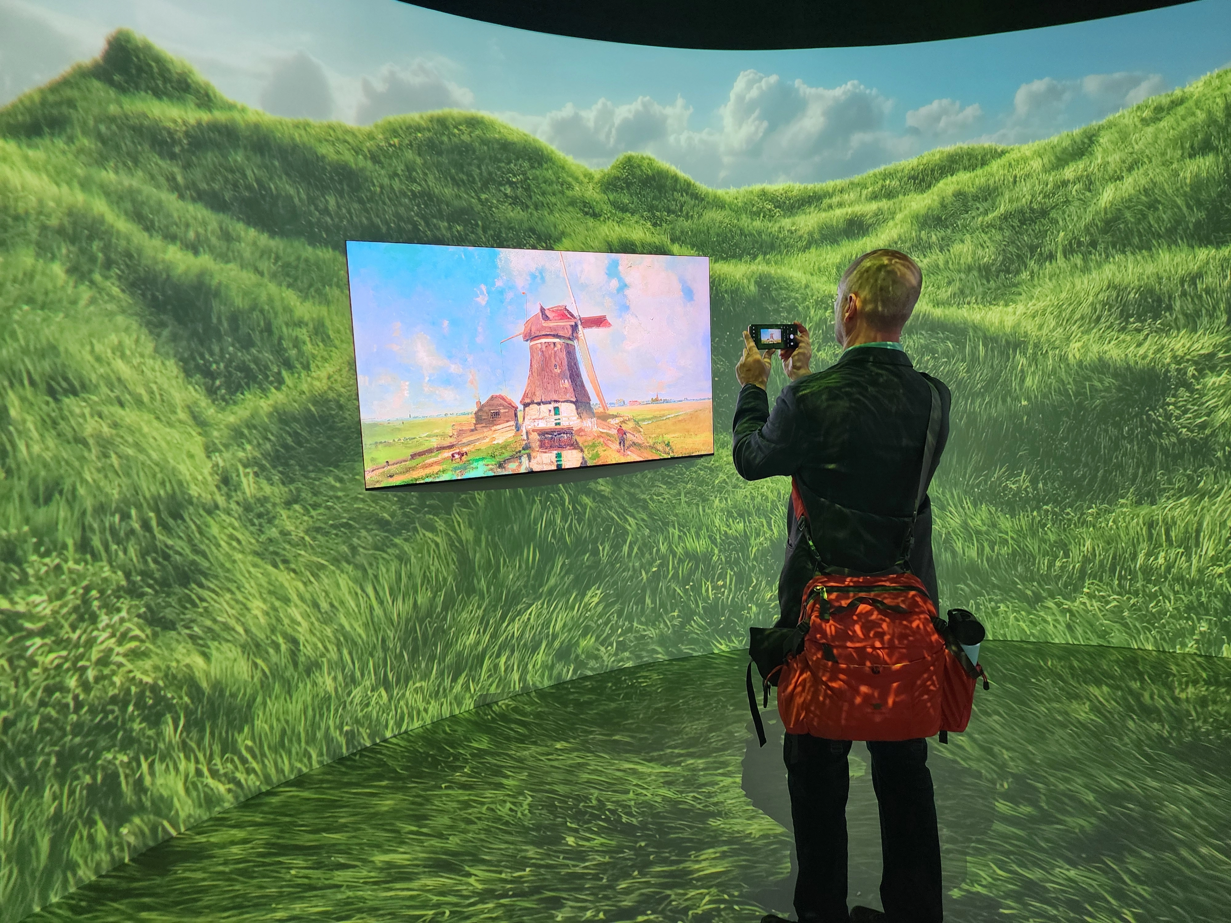 삼성전자 CES 단독 전시관의 TV 촬영하는 관람객