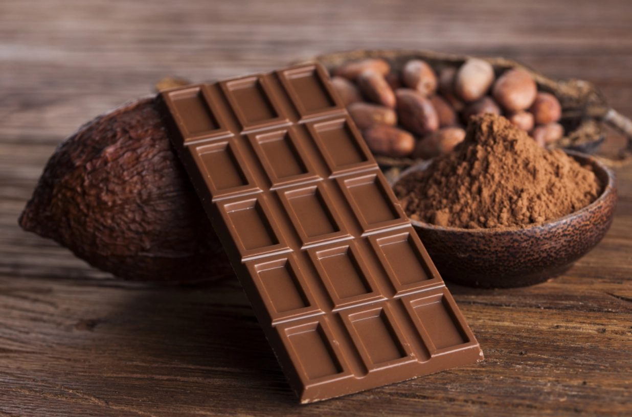  초콜릿 원재료인 카카오빈(코코아) 가격이 고공행진을 끝내고 최근 1년 새 절반 수준으로 급락하면서 초콜릿 가격도 내려갈지 주목된다.