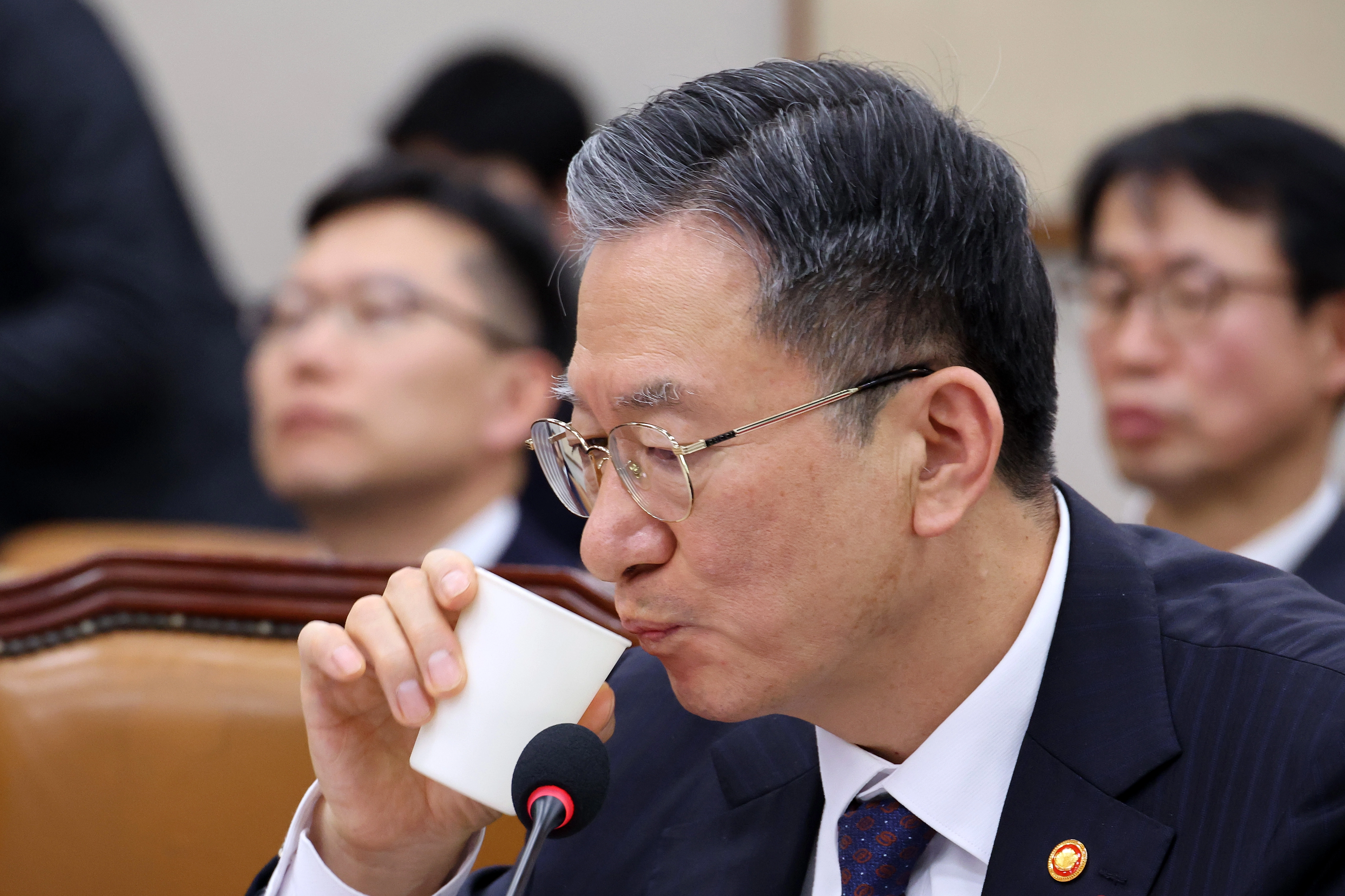 정성호 법무부 장관은 7일 쿠팡의 대규모 개인정보 유출 사건 피의자로 지목된 중국인 퇴사자에 대해 지난달 검찰이 체포영장을 발부받아 중국 측에 형사사법 공조 요청을 한 상태라고 밝혔다.