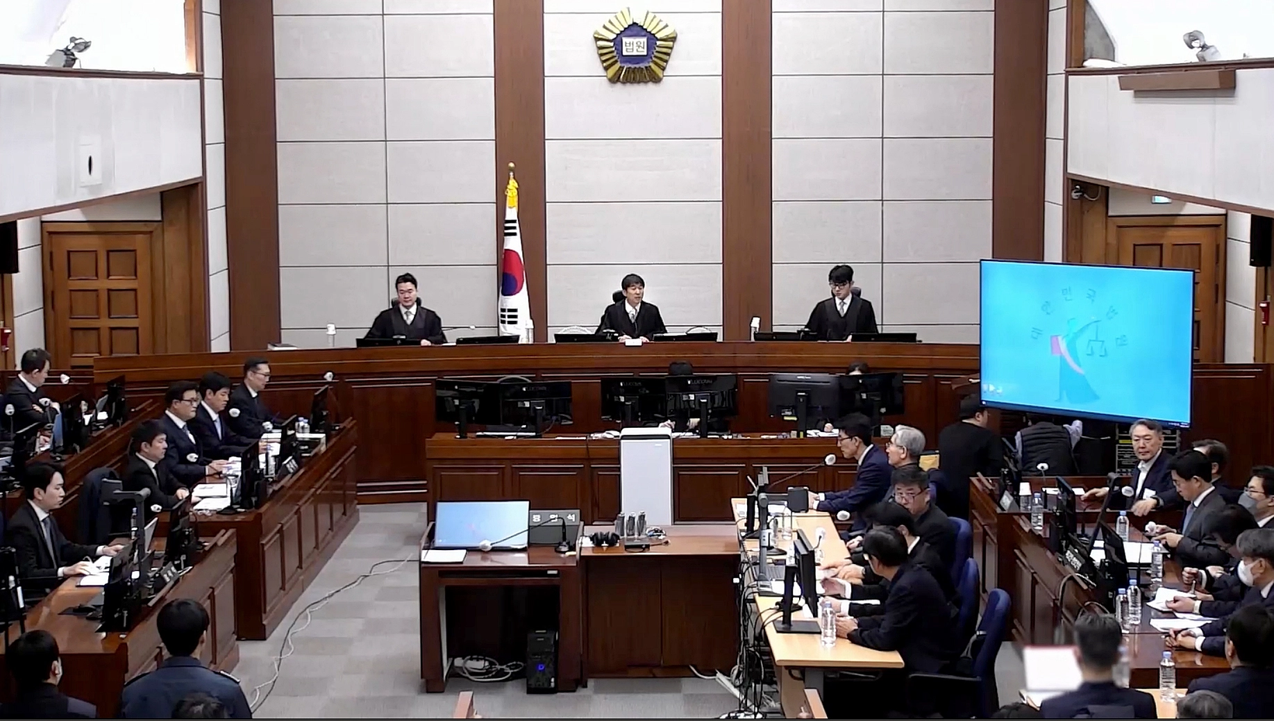  12·3 비상계엄 관련 내란 우두머리 혐의로 기소된 윤석열 전 대통령과 내란 중요임무 종사 혐의를 받는 김용현 전 국방부 장관 등 내란 관련자들이 9일 서초구 서울중앙지방법원 417호 형사대법정에서 열린 윤 전 대통령의 내란 우두머리 혐의, 김 전 장관을 비롯한 군·경 수뇌부 7명의 내란 중요임무 종사 혐의 등 사건의 결심 공판에 출석해 있다. 2026.1.9 [서울중앙지법 제공. 