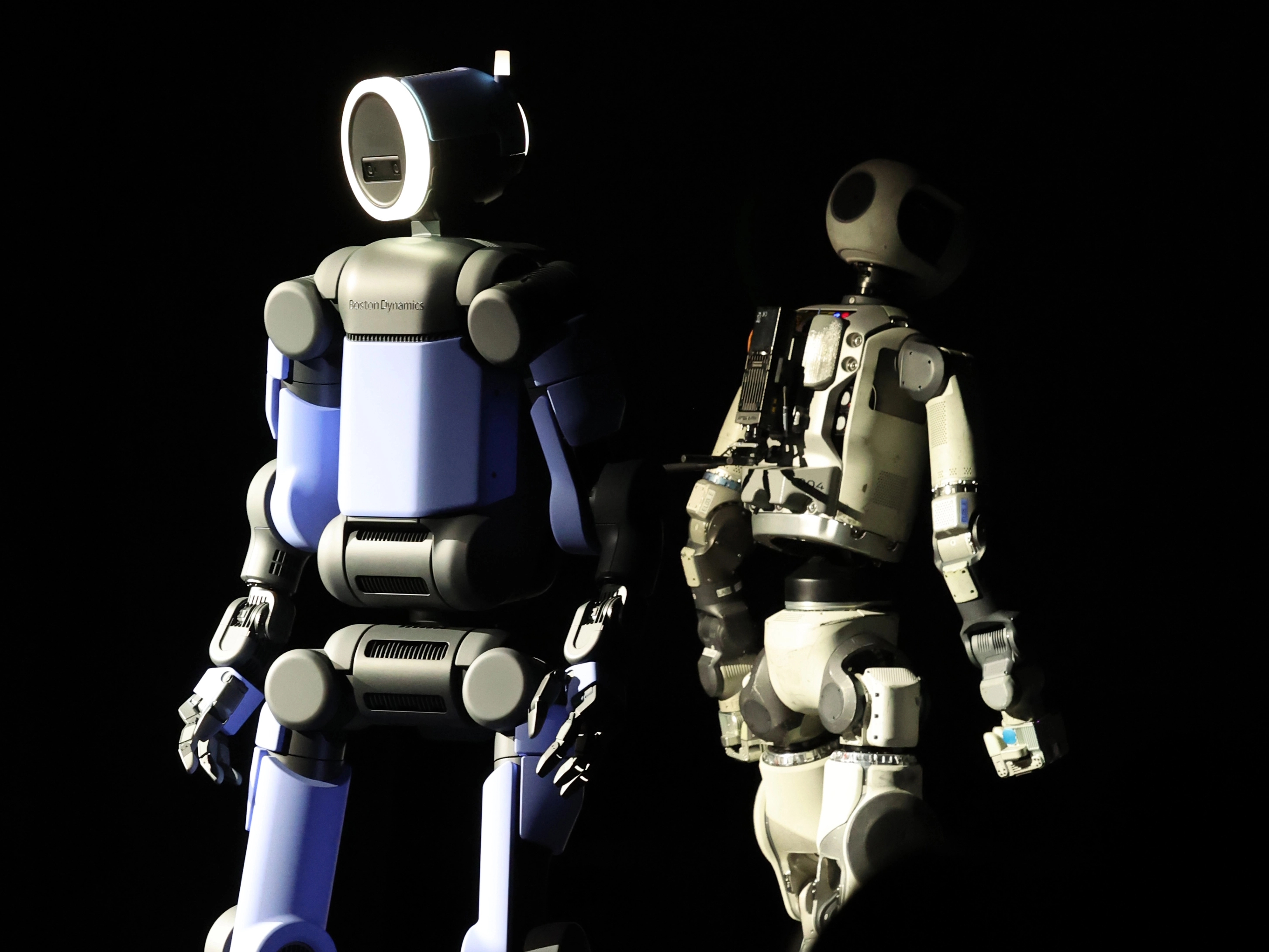  세계 최대 가전·정보기술(IT) 전시회 'CES 2026' 개막을 하루 앞둔 5일(현지시간) 미국 네바다주 라스베이거스 만달레이베이에서 열린 현대차그룹 프레스 컨퍼런스에서 차세대 전동식 아틀라스 시제품(왼쪽)과 아틀라스 개발형 모델이 무대에 공개돼 있다.