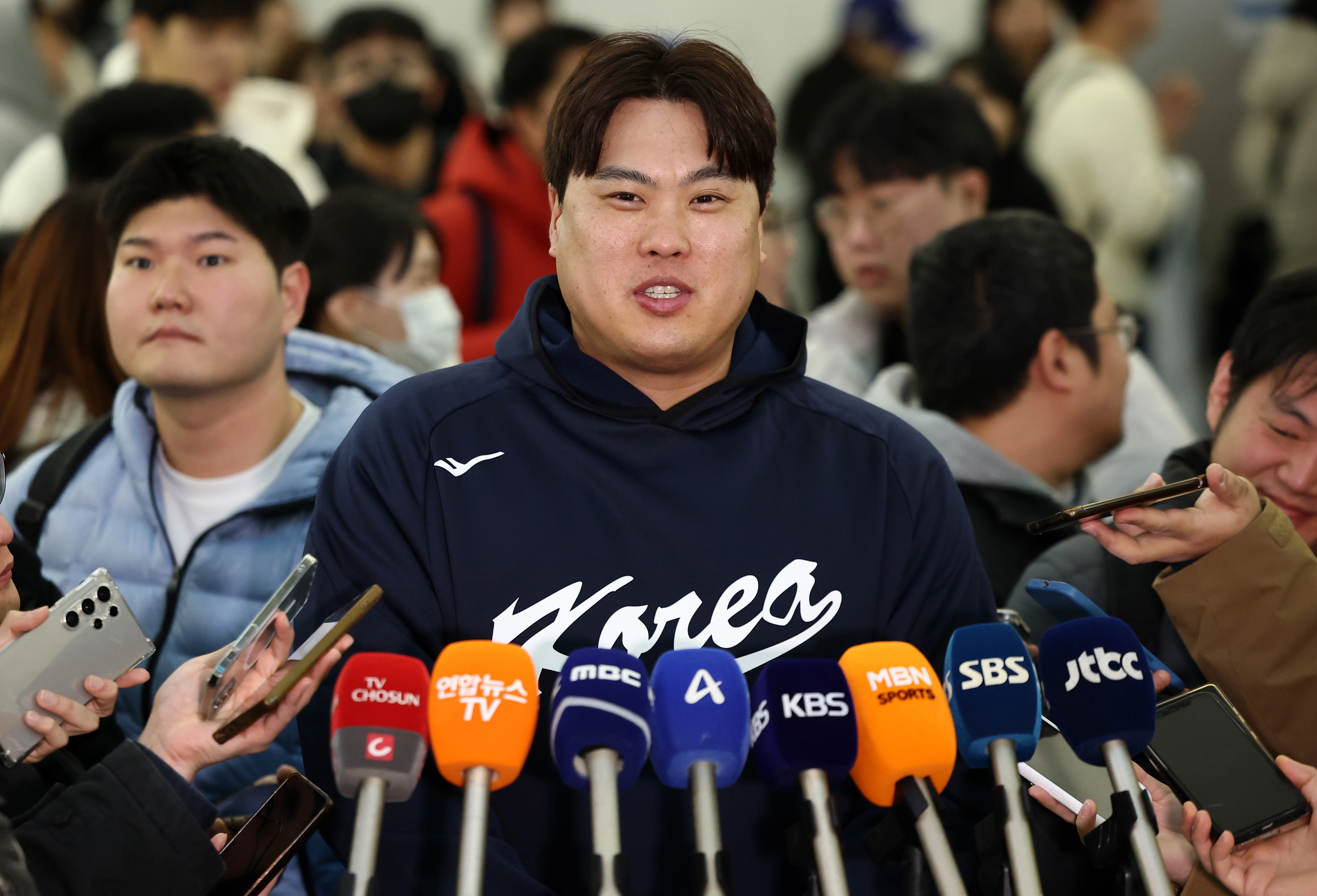 한국 야구대표팀 류현진이 9일 인천국제공항 1터미널에서 월드베이스볼클래식(WBC) 1차 캠프지인 사이판 출국에 앞서 취재진과 인터뷰하고 있다. 2026.1.9