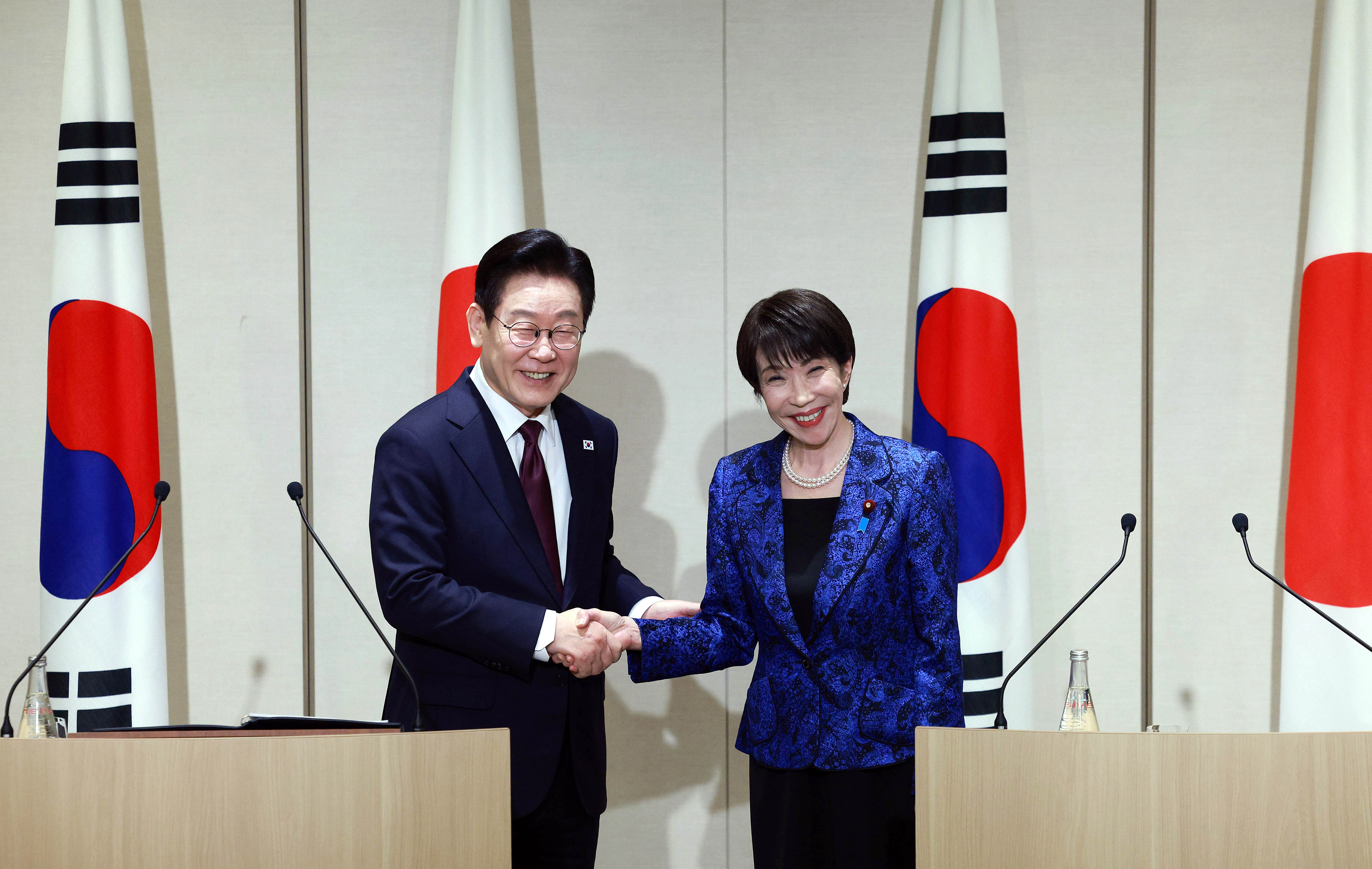 이재명 대통령과 다카이치 사나에 일본 총리가 13일 일본 나라현 정상회담장에서 공동언론발표 후 악수하고 있다. 2026.1.13