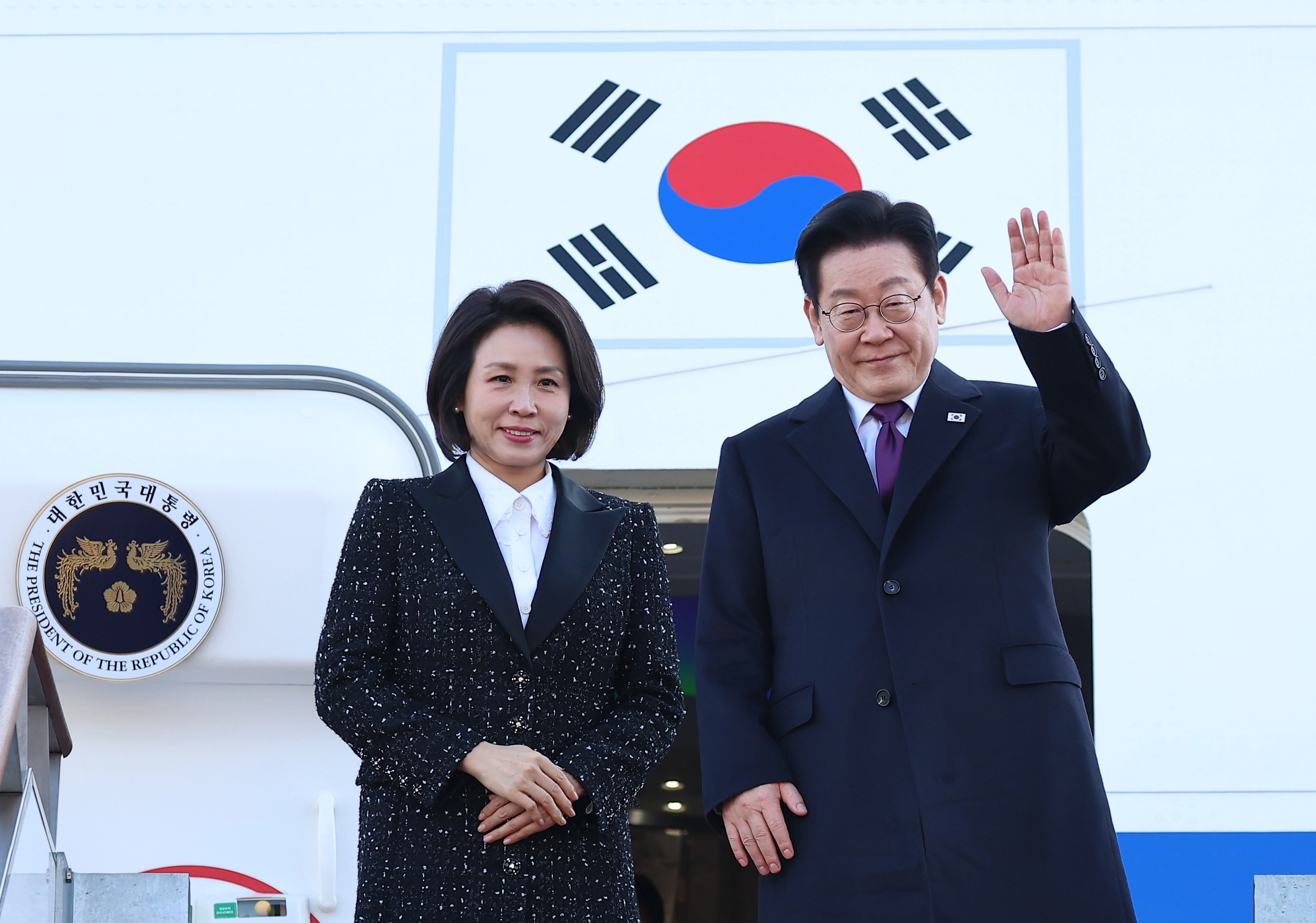 한일 정상회담을 위해 일본 나라현을 방문하는 이재명 대통령과 김혜경 여사가 13일 성남 서울공항 공군 1호기에서 환송객에게 인사하고 있다. 2026.1.13