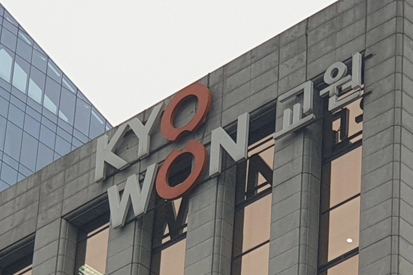 교원그룹 8개 계열사에서 랜섬웨어 감염 사고가 발생해 주요 서비스에 장애가 빚어진 가운데, 가상 서버 약 600대와 서비스 이용자 약 960만명이 영향권에 포함된 것으로 추정됐다.