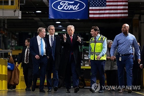 포드 자동차 공장 둘러보는 트럼프