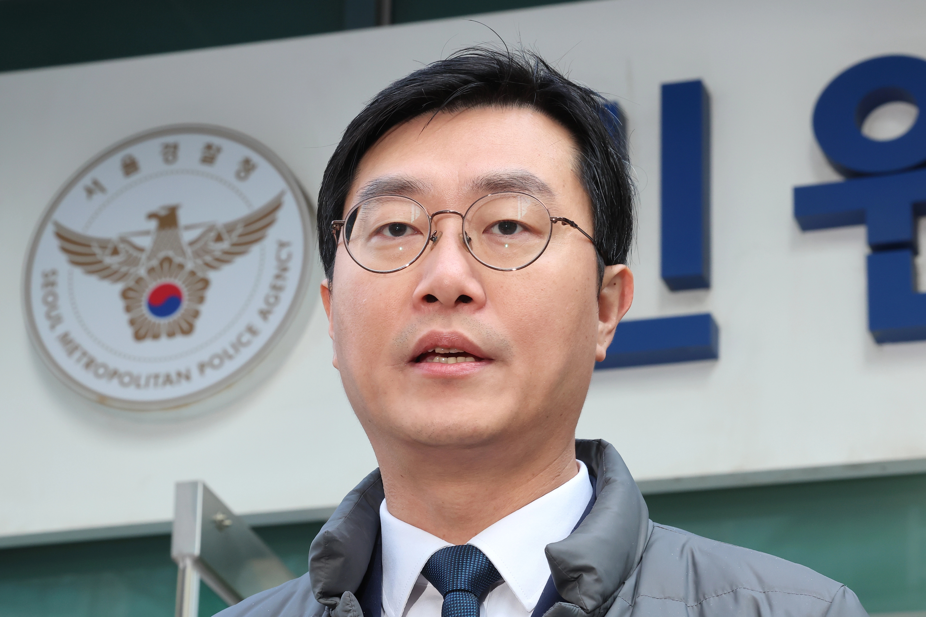 더불어민주당 장경태 의원이 2일 자신을 성추행 의혹으로 고발한 고소인을 무고 및 폭행 등으로 고소·고발하기 위해 서울경찰청 민원실을 방문한 뒤 나와 입장을 설명하고 있다. 2025.12.2 