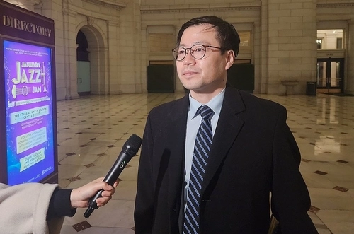 취재진 질문에 답하는 여한구 통상교섭본부장