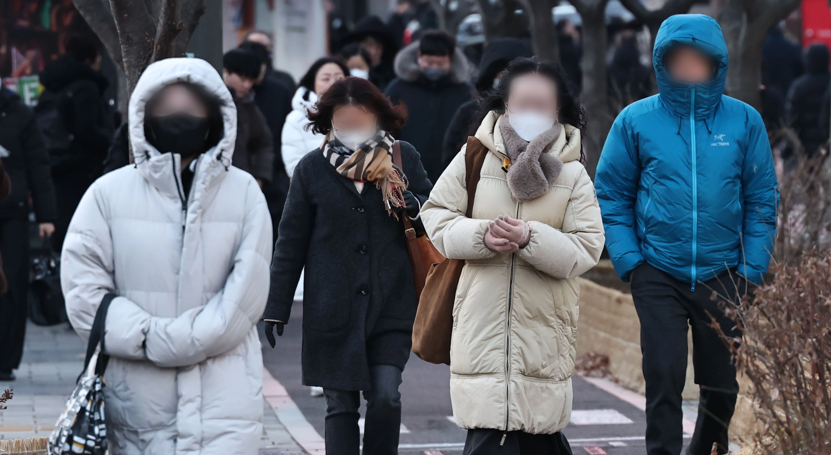 영하권의 강추위가 계속되고 있는 21일 서울 종로구 광화문광장 세종대로사거리에서 출근길 시민들이 발걸음을 옮기고 있다. 2026.1.21