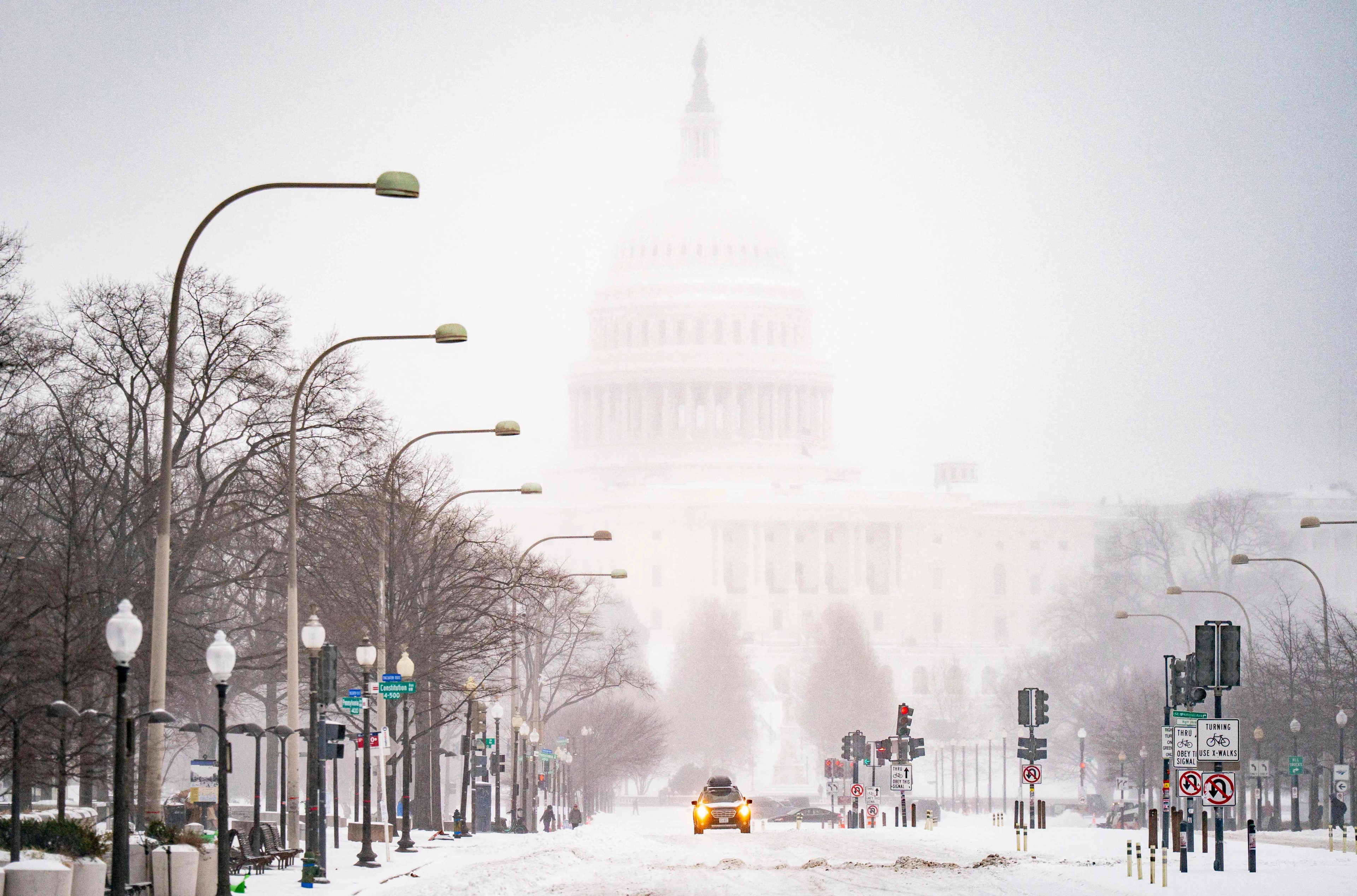 25일(현지시간) 미국 워싱턴DC에 있는 연방의회 의사당 앞에 눈이 쌓여 있다. 2026.1.25