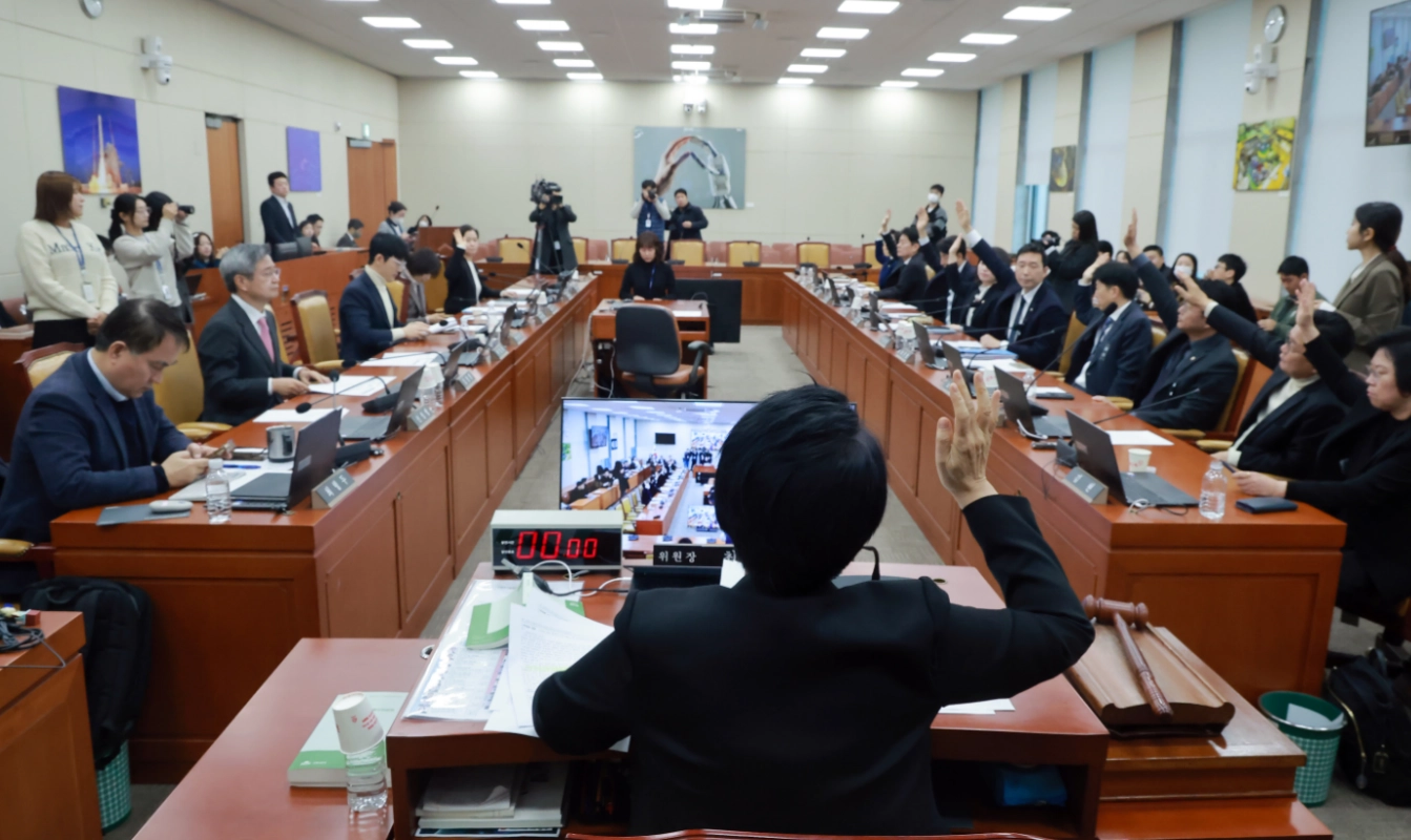  29일 국회에서 열린 과학기술정보방송통신위원회 전체회의에서 위원장인 더불어민주당 최민희 의원과 여당 위원들이 2025년 국정감사 불출석 및 위증 증인 고발의 건에 대해 거수로 찬성에 투표하고 있다. 2026.1.29 