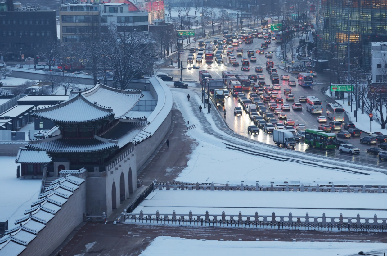 = 폭설이 내린 2일 오전 서울 종로구 광화문광장 인근 도로가 정체되고 있다. 2026.2.2 