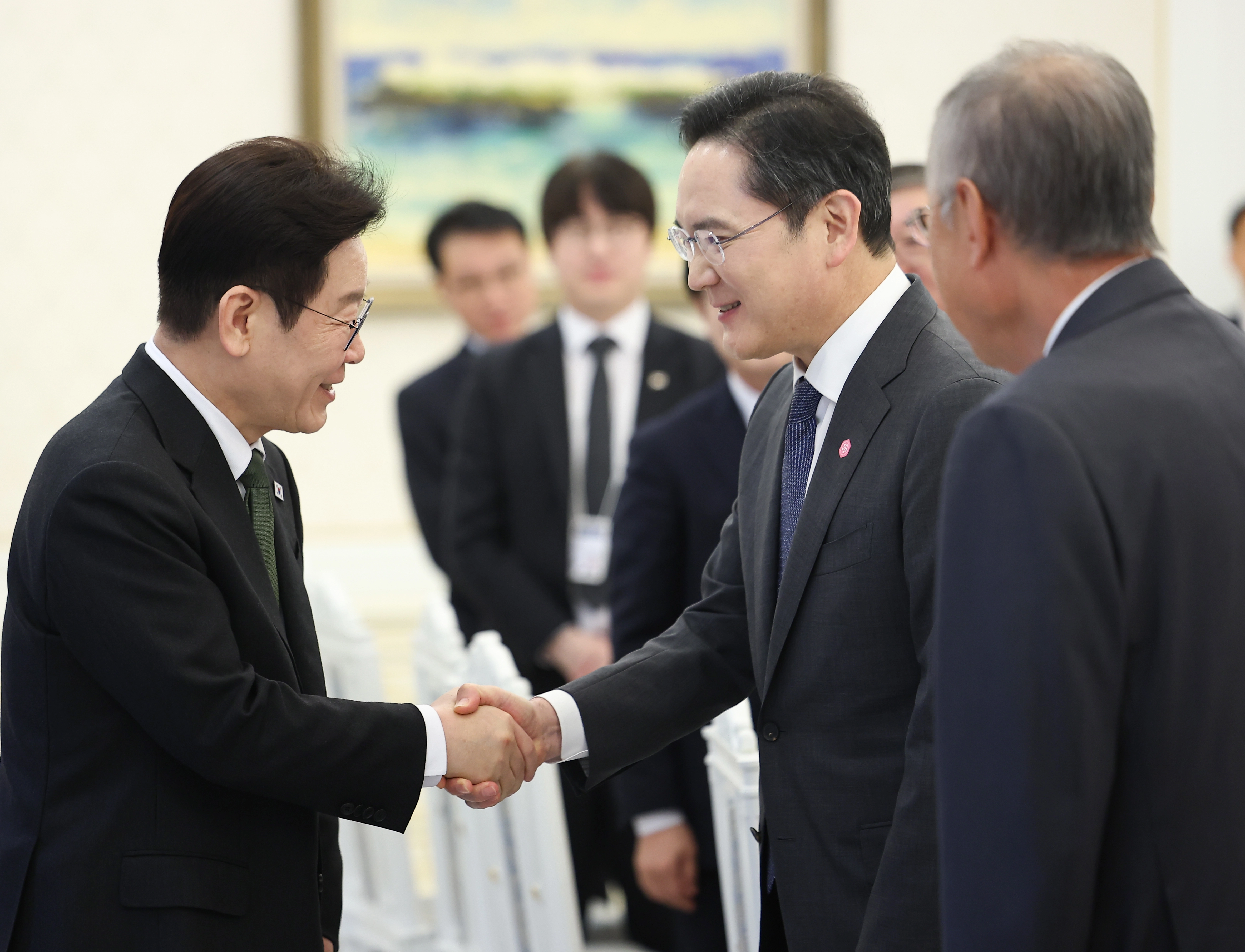 이재명 대통령이 4일 청와대에서 열린 '청년 일자리와 지방투자 확대를 위한 기업간담회'에 입장하며 이재용 삼성전자 회장과 인사하고 있다. 2026.2.4