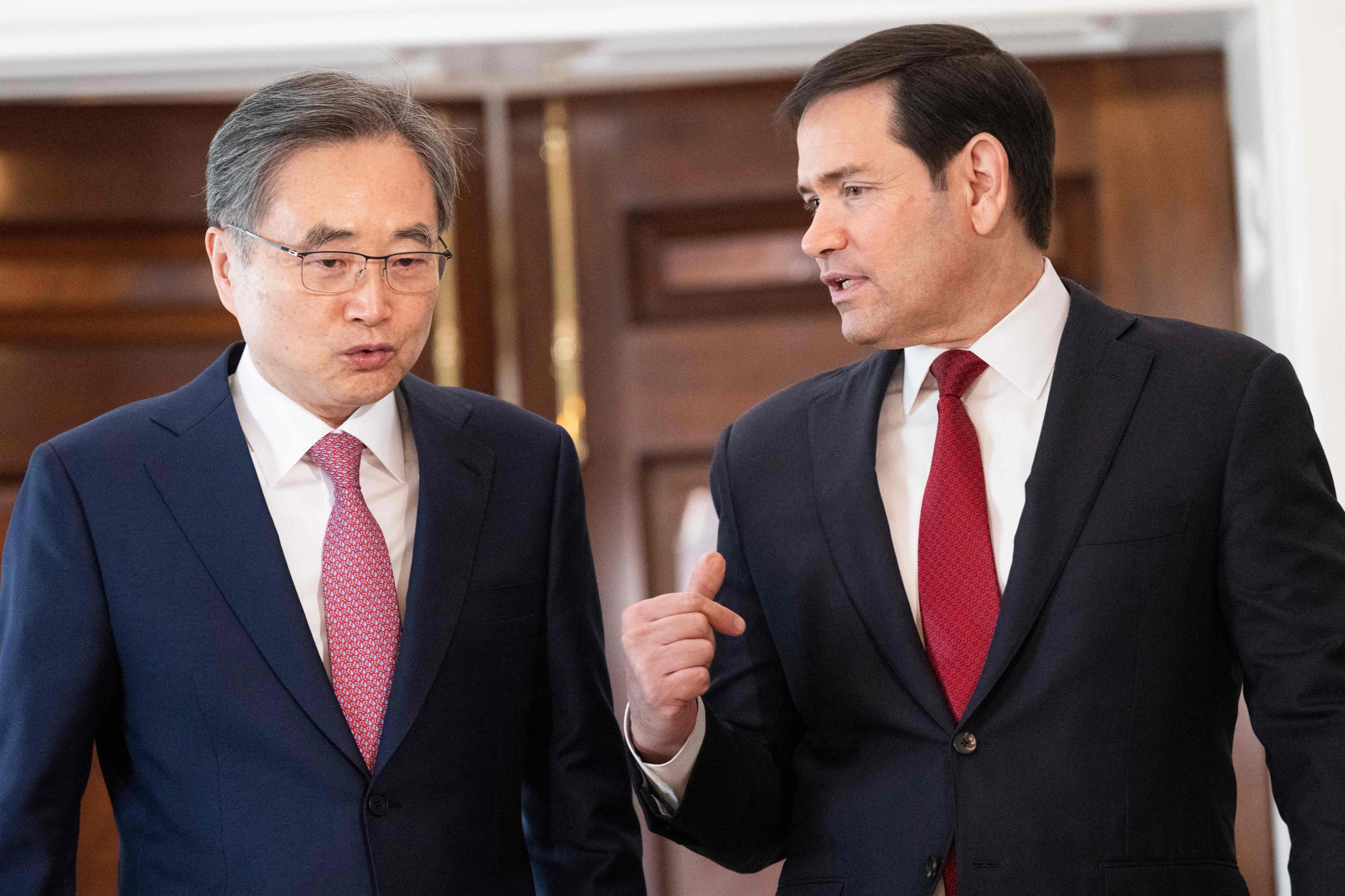 두 장관은 "북한의 완전한 비핵화에 대한 의지를 재확인했다"며 "또 지역 안정과 자유롭고 개방된 인도·태평양을 유지하기 위해 미·일·한 3국 협력의 중대성을 강조했다"고 국무부는 밝혔다.