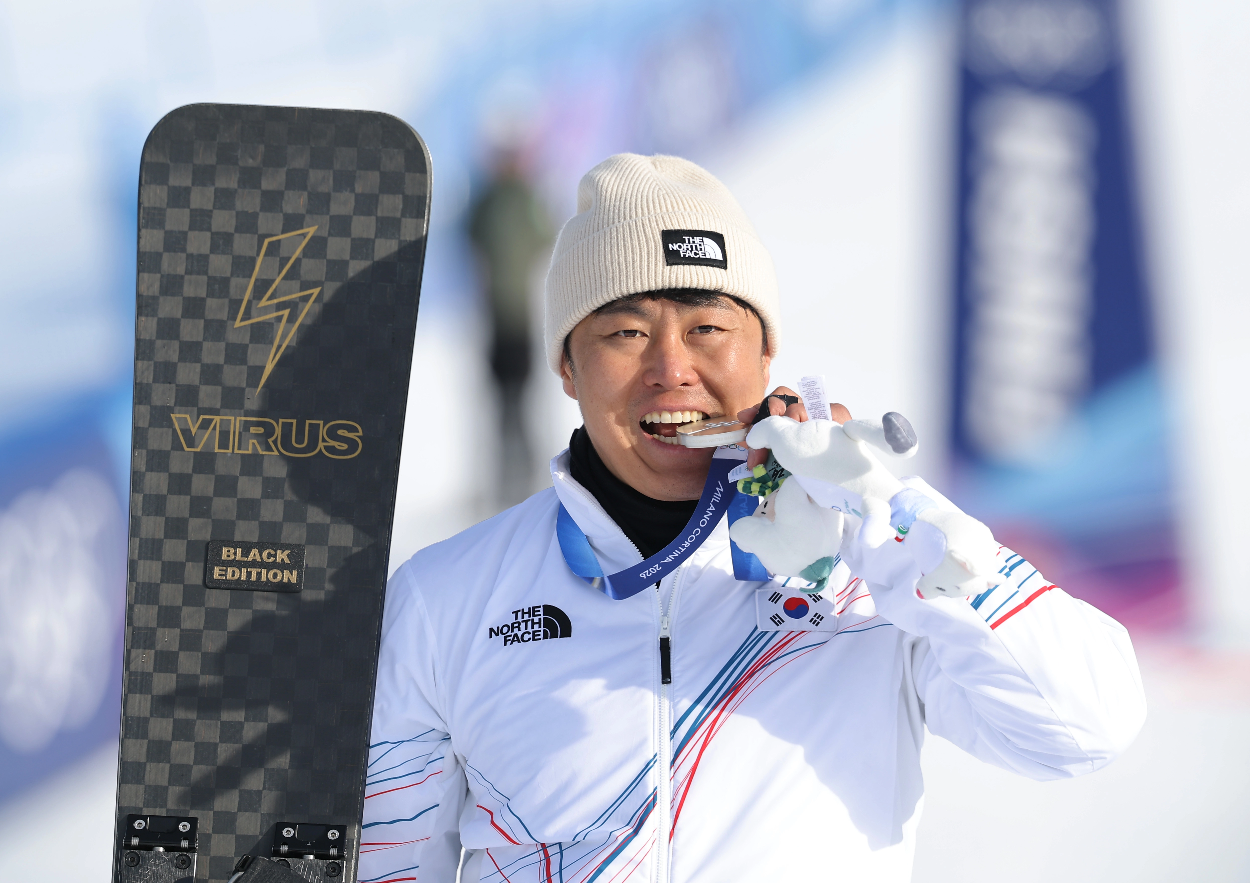  8일(현지시간) 이탈리아 리비뇨 스노파크에서 열린 2026 밀라노-코르티나담페초 동계올림픽 스노보드 남자 평행 대회전 결승 시상식에서 은메달을 차지한 김상겸이 메달을 깨물어보고 있다. 2026.2.8 